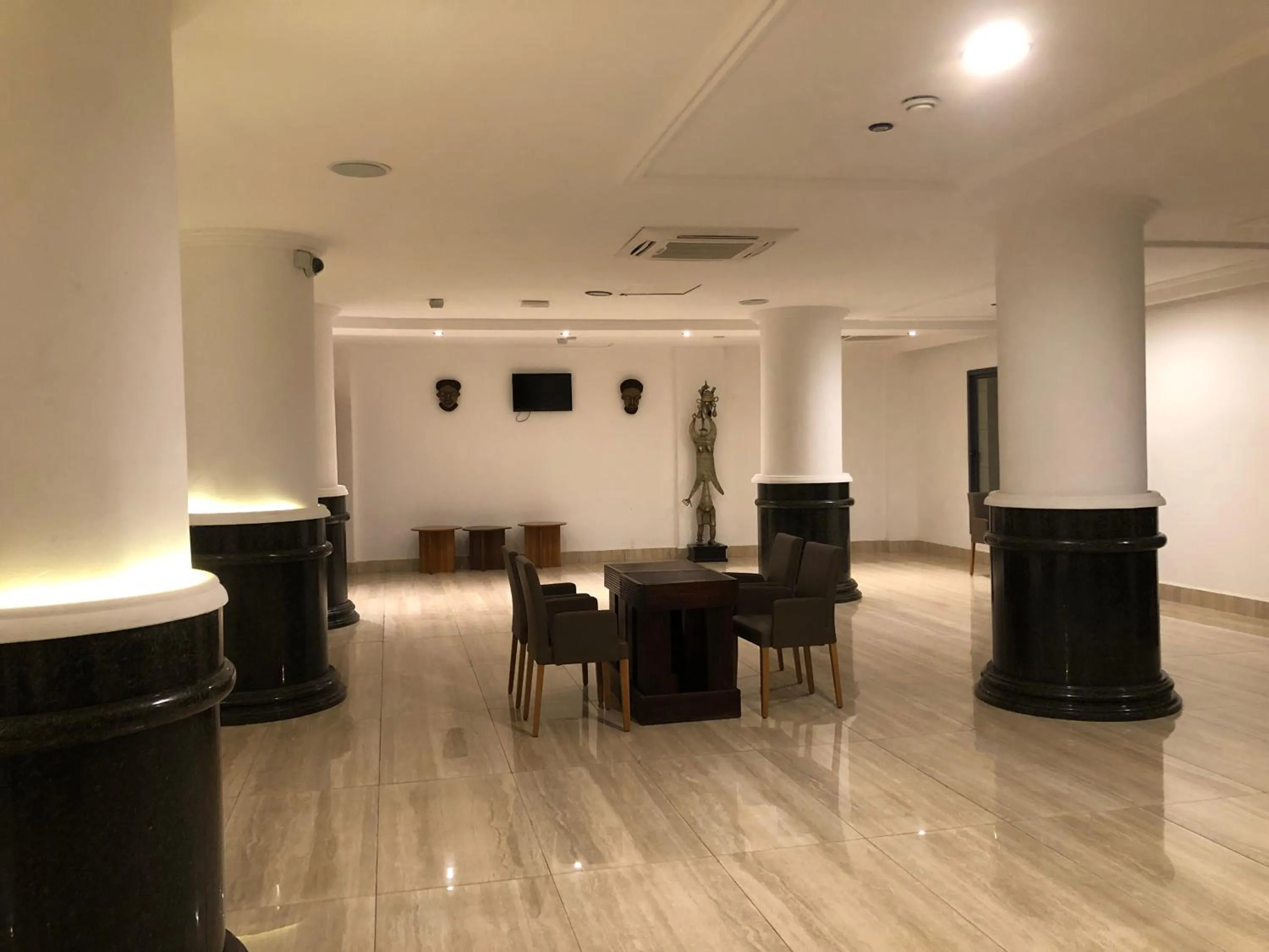 Communal lounge/ TV room in Hotel Franco Yaounde