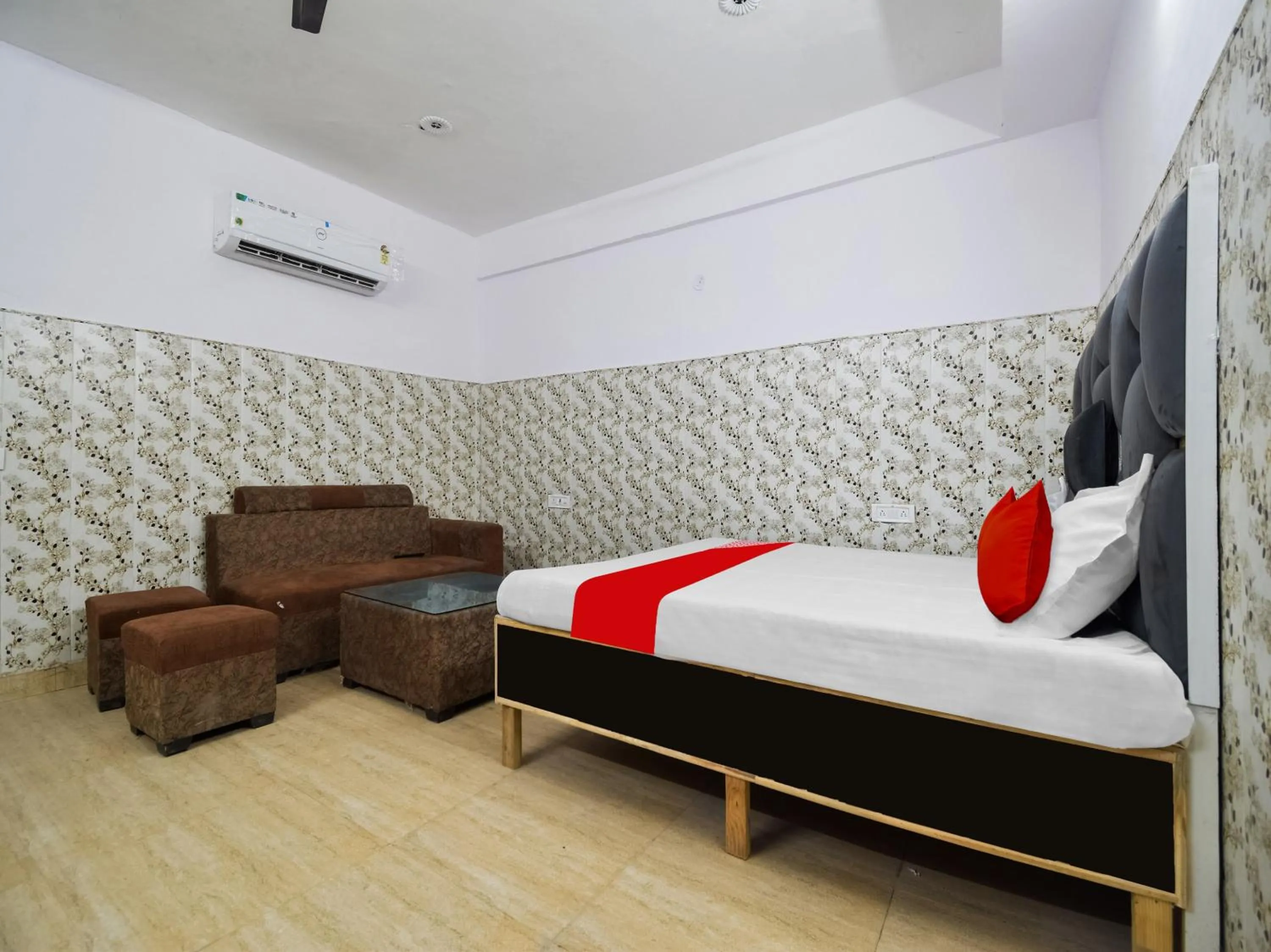 Bedroom in Hotel O Black Inn