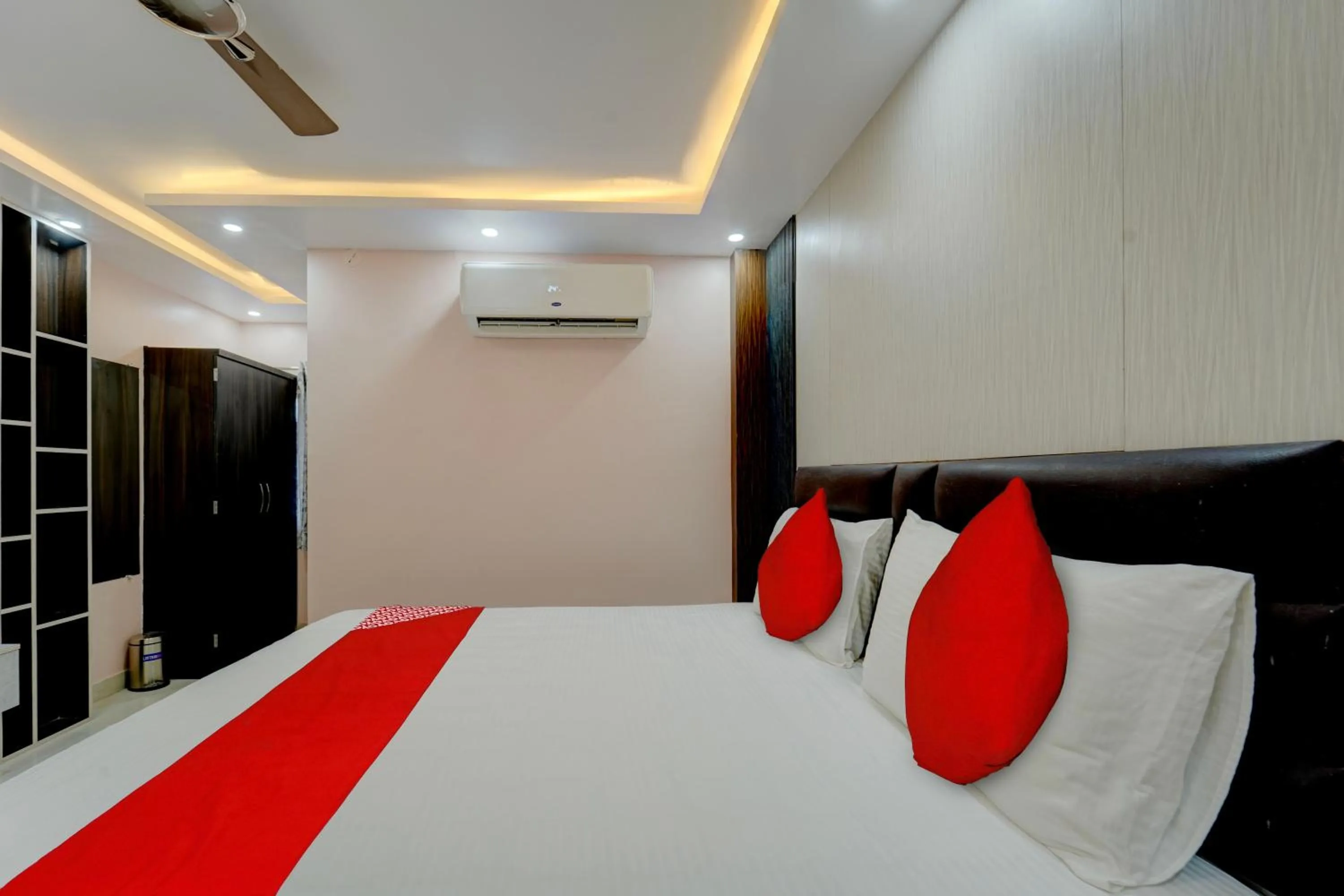 Bedroom, Bed in Hotel O N S Hotel Banquet & Cafe