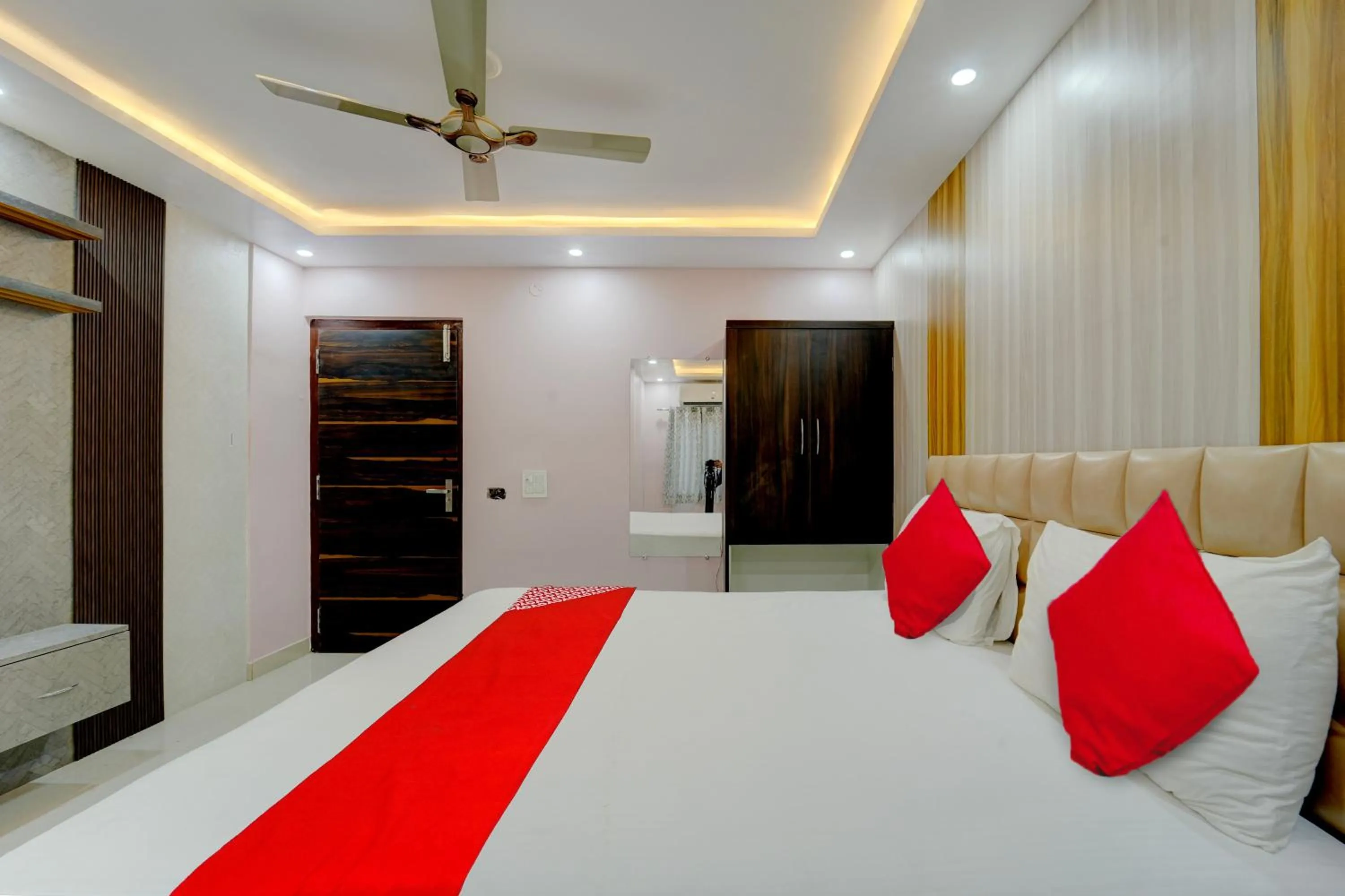 Bedroom, Bed in Hotel O N S Hotel Banquet & Cafe