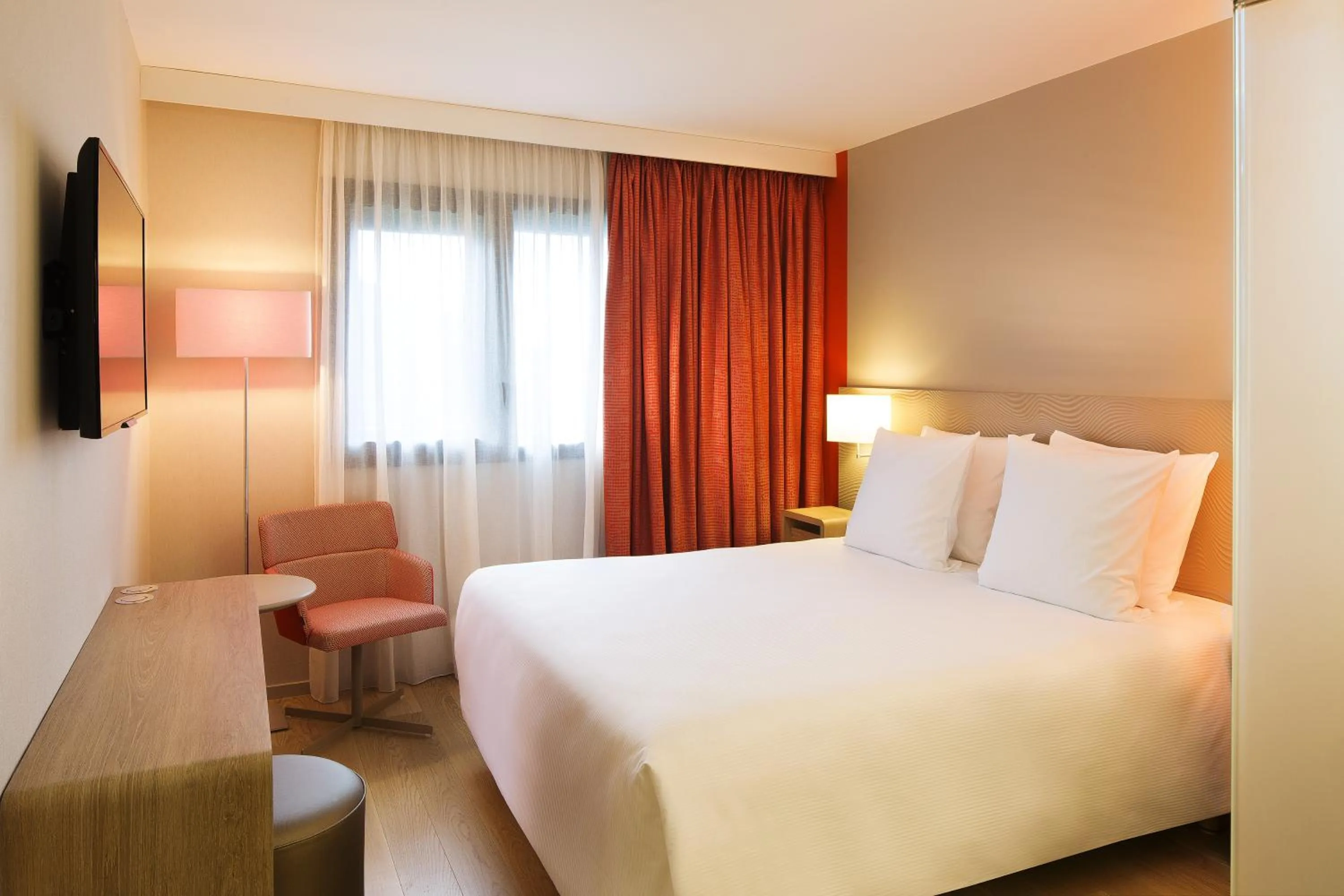 Photo of the whole room, Bed in Oceania Paris Roissy CDG