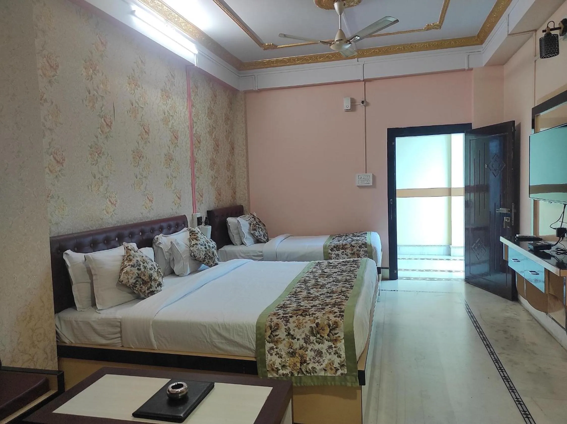 Photo of the whole room, Bed in Hotel Rising Sun