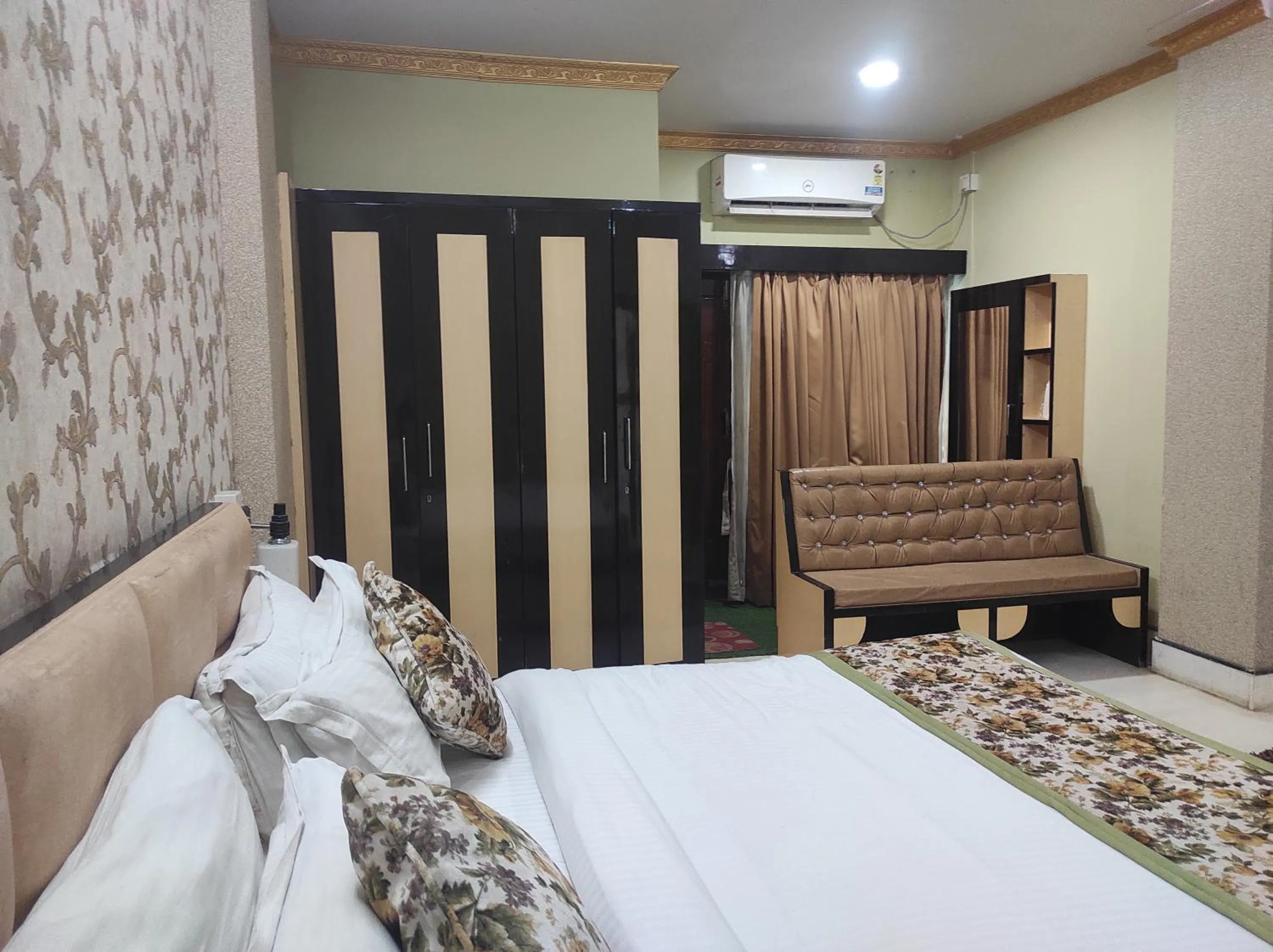 Bed in Hotel Rising Sun