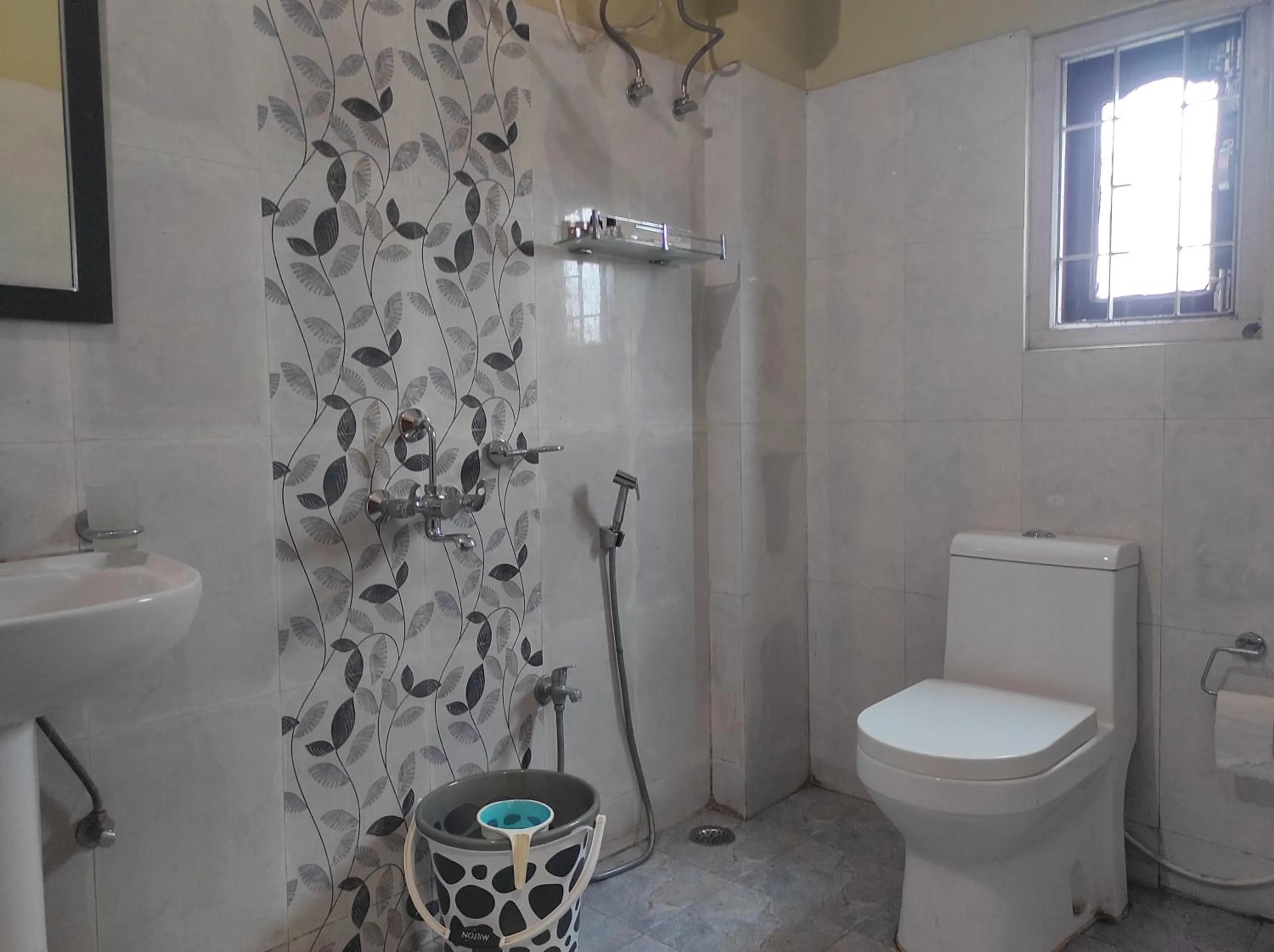 Shower in Hotel Rising Sun