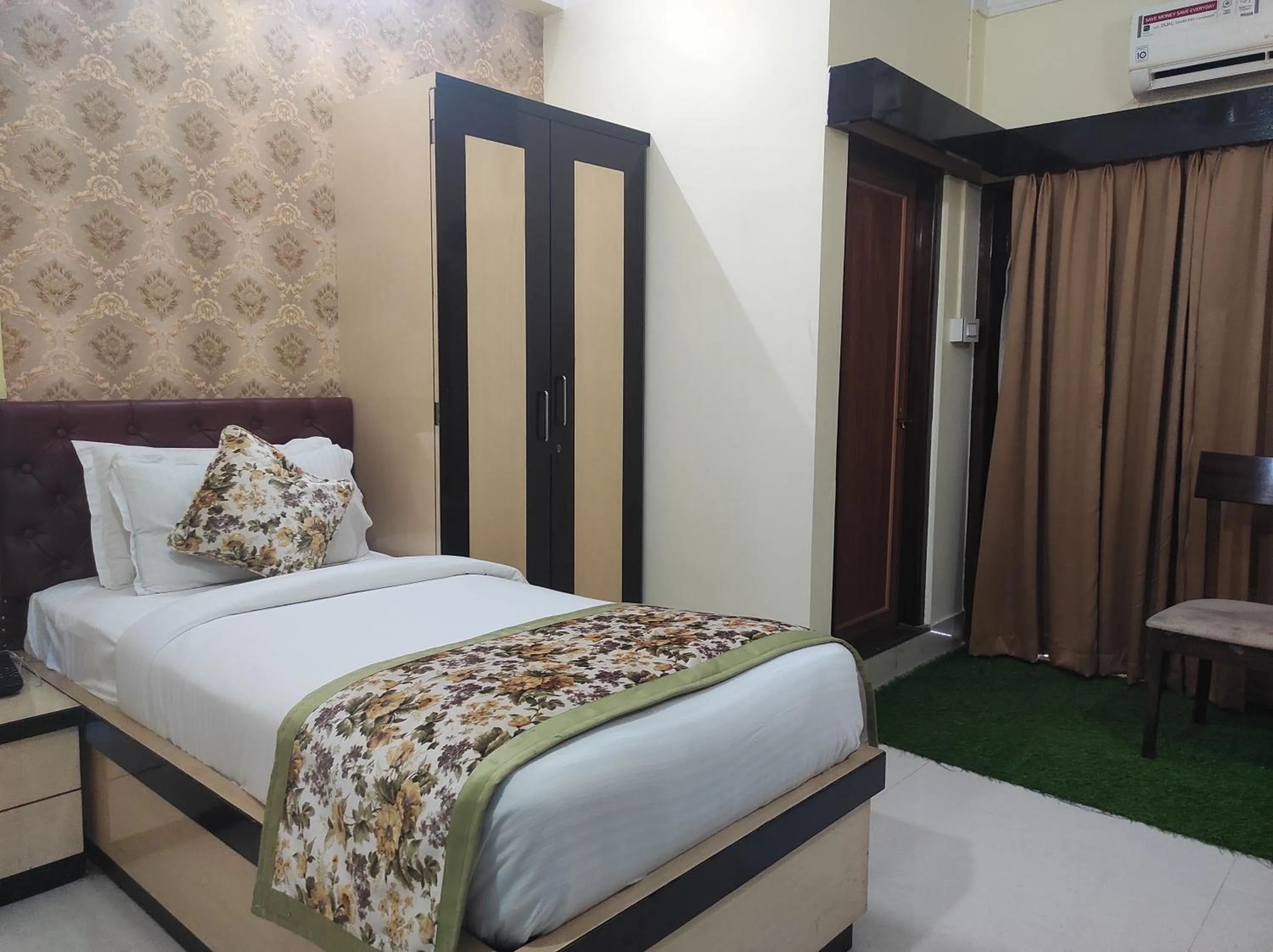 Bed in Hotel Rising Sun