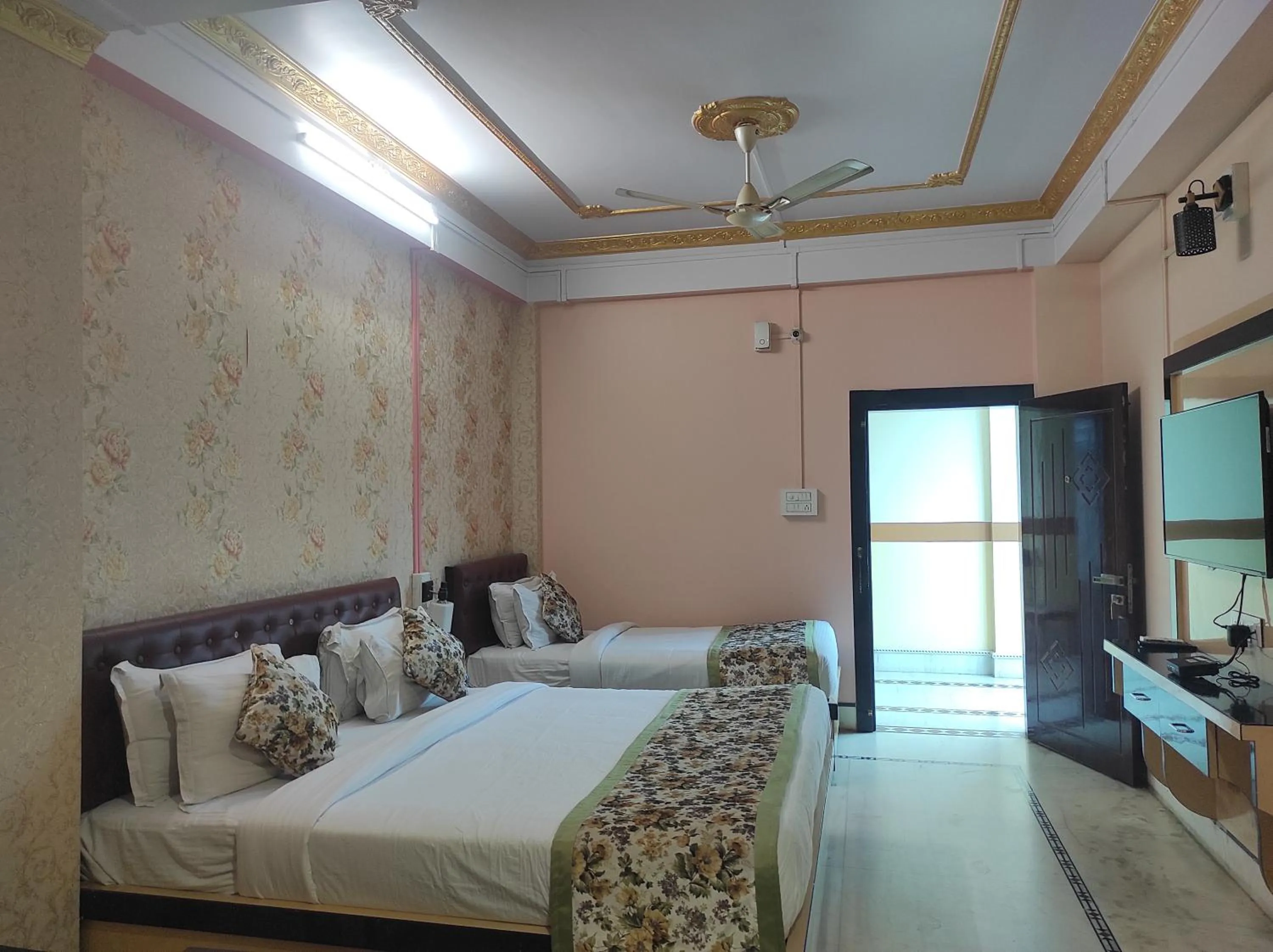 Bed in Hotel Rising Sun