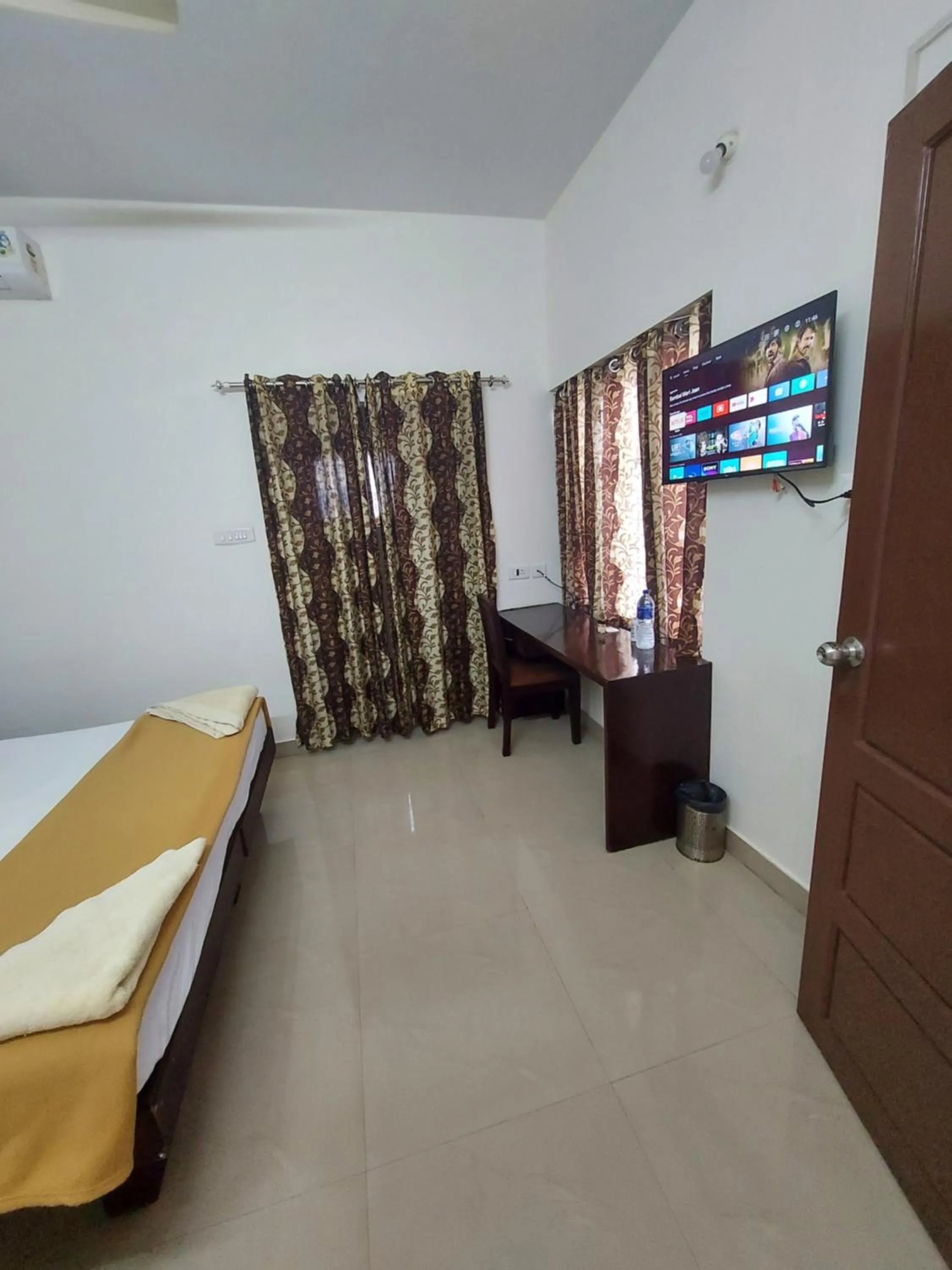 TV and multimedia, Bed in Padmatheertham Inn