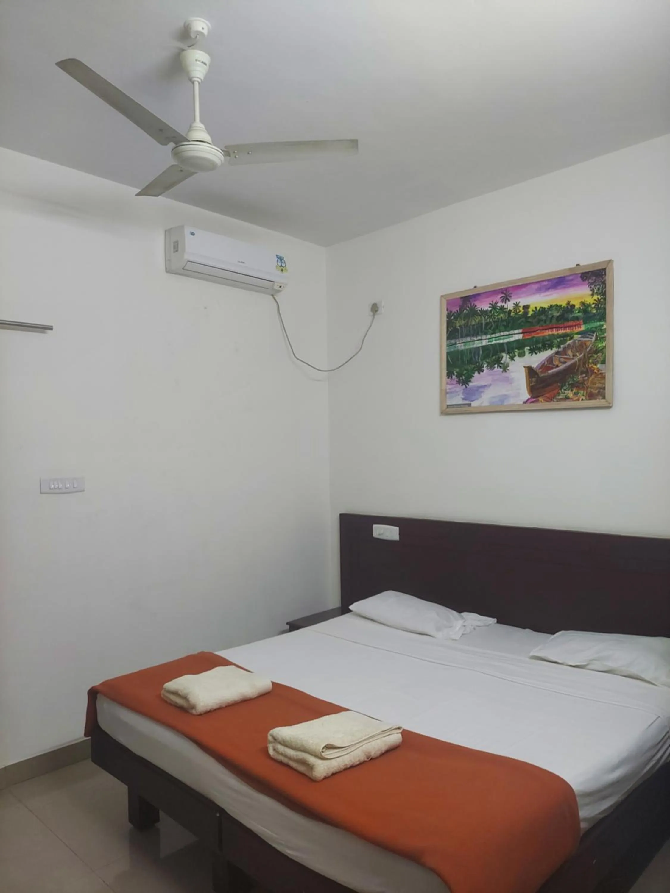 Bedroom, Bed in Padmatheertham Inn