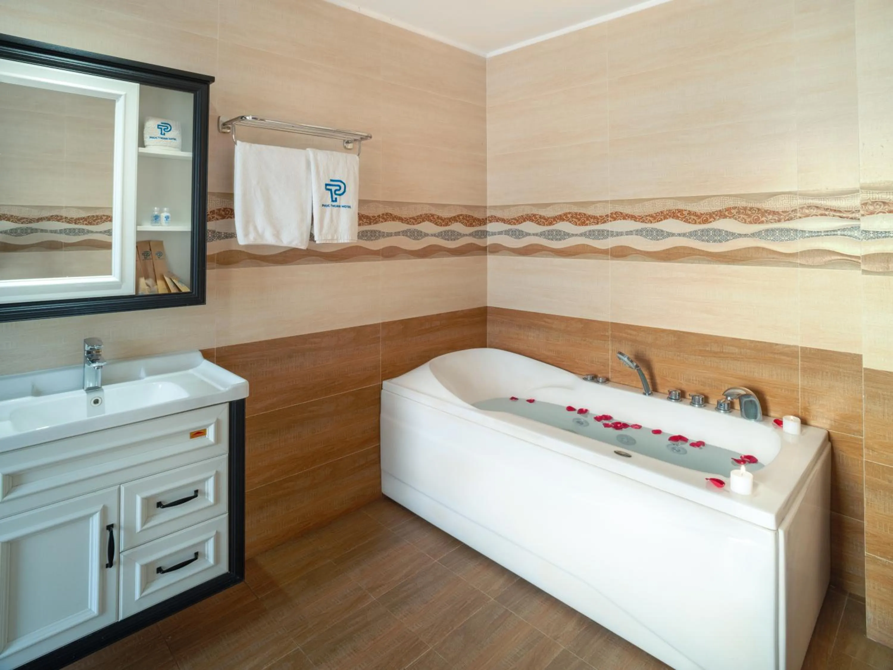 Bathroom, Bed in Phuc Thuan Hotel - Ninh Thuan