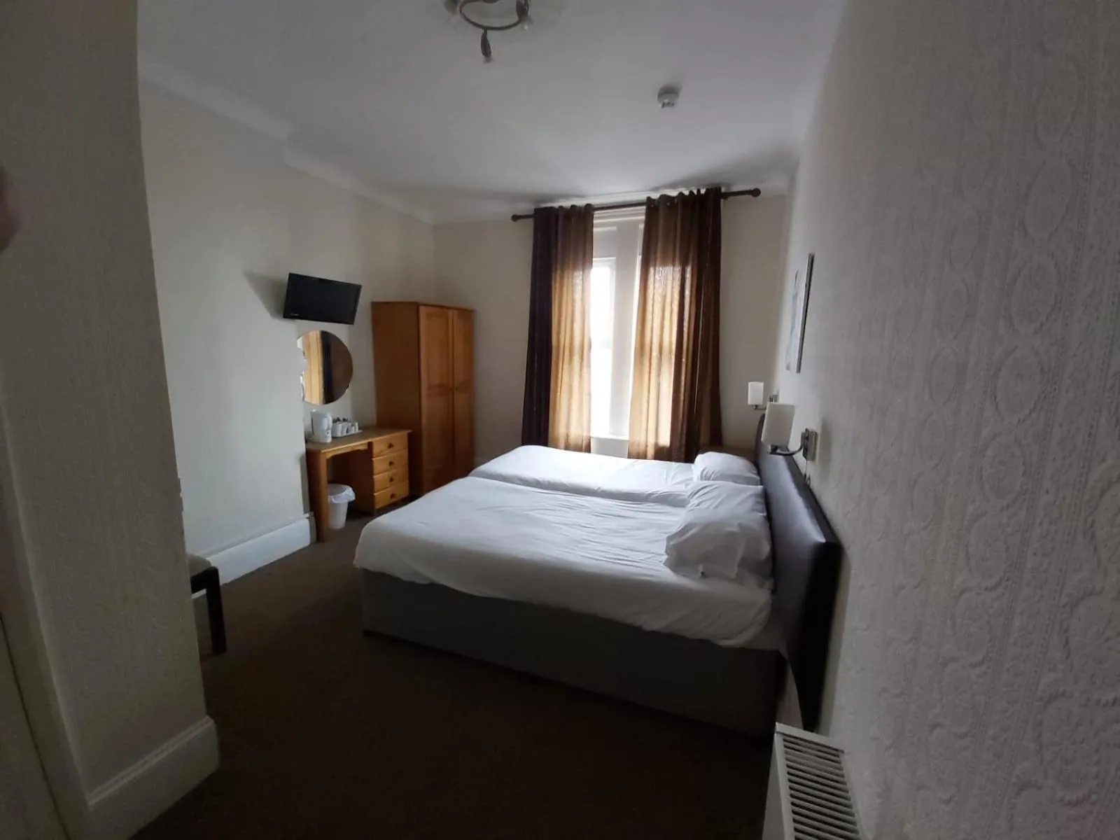 Bedroom, Bed in Channel View Hotel