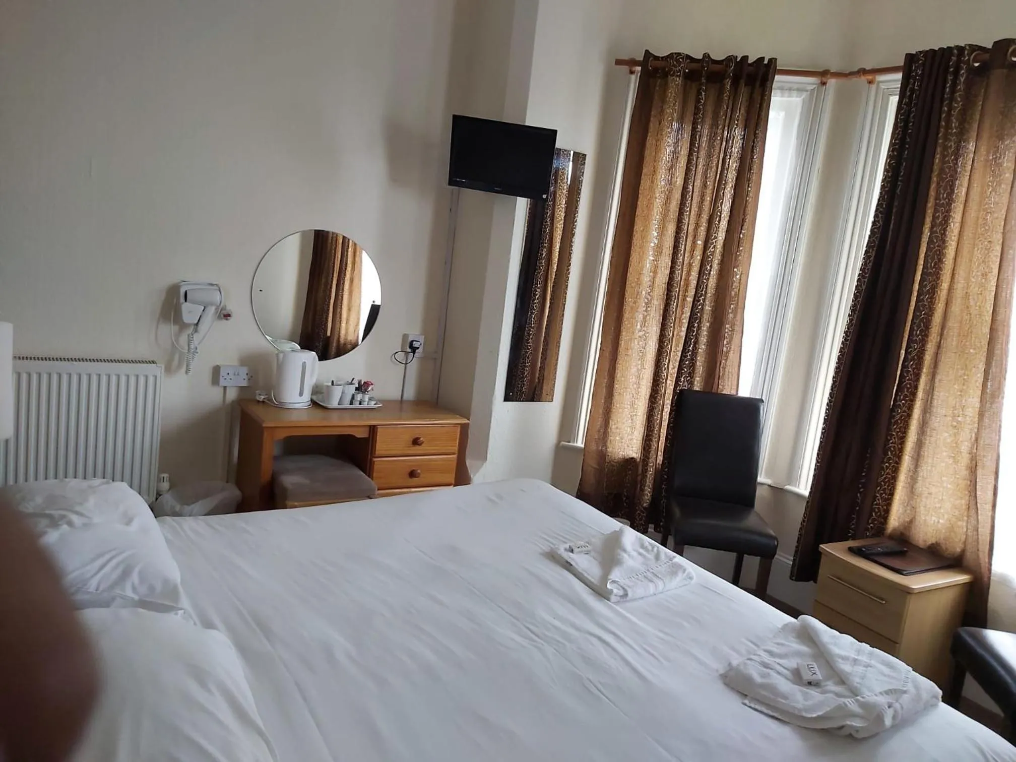 Bedroom, Bed in Channel View Hotel