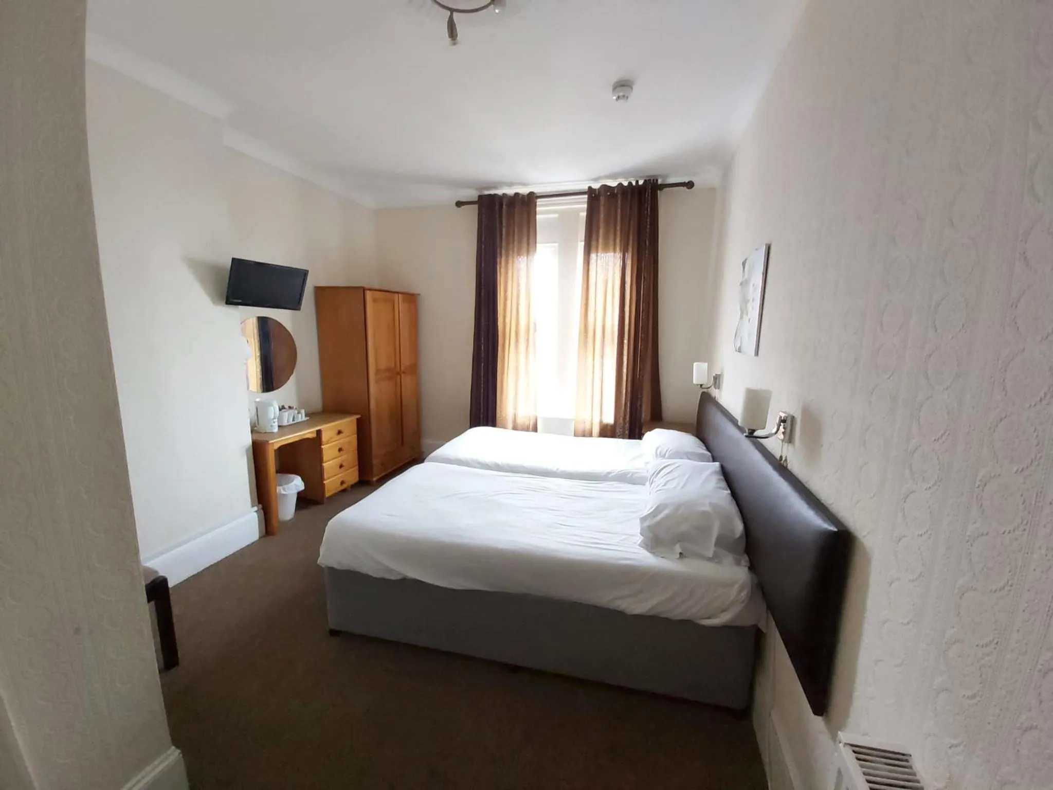 Bedroom, Bed in Channel View Hotel