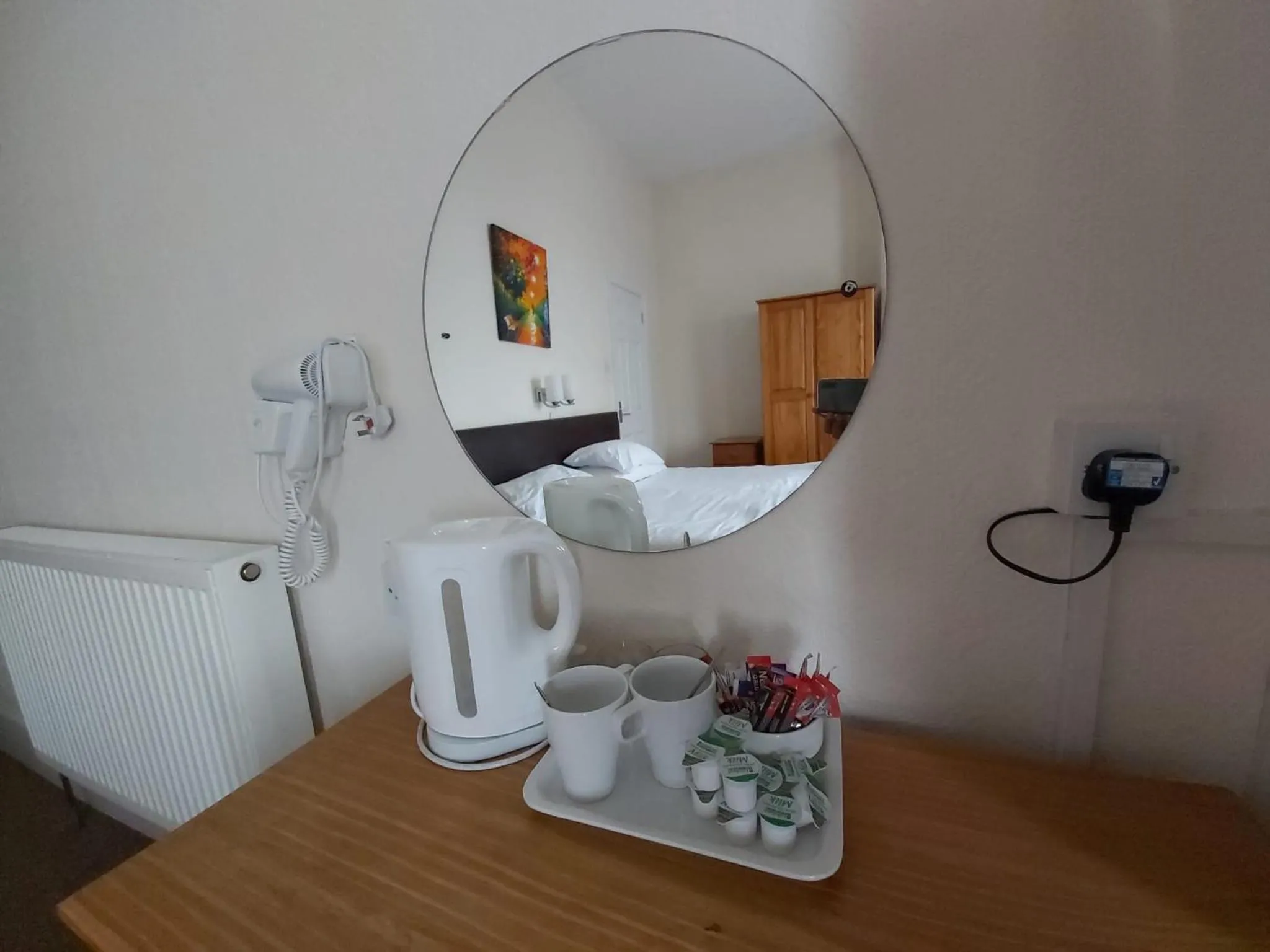 Coffee/tea facilities, Bed in Channel View Hotel