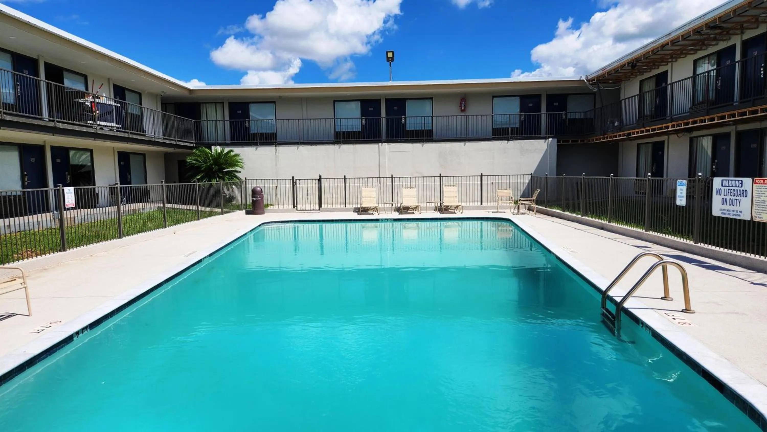 Property building in Studio 6 Alvin, TX