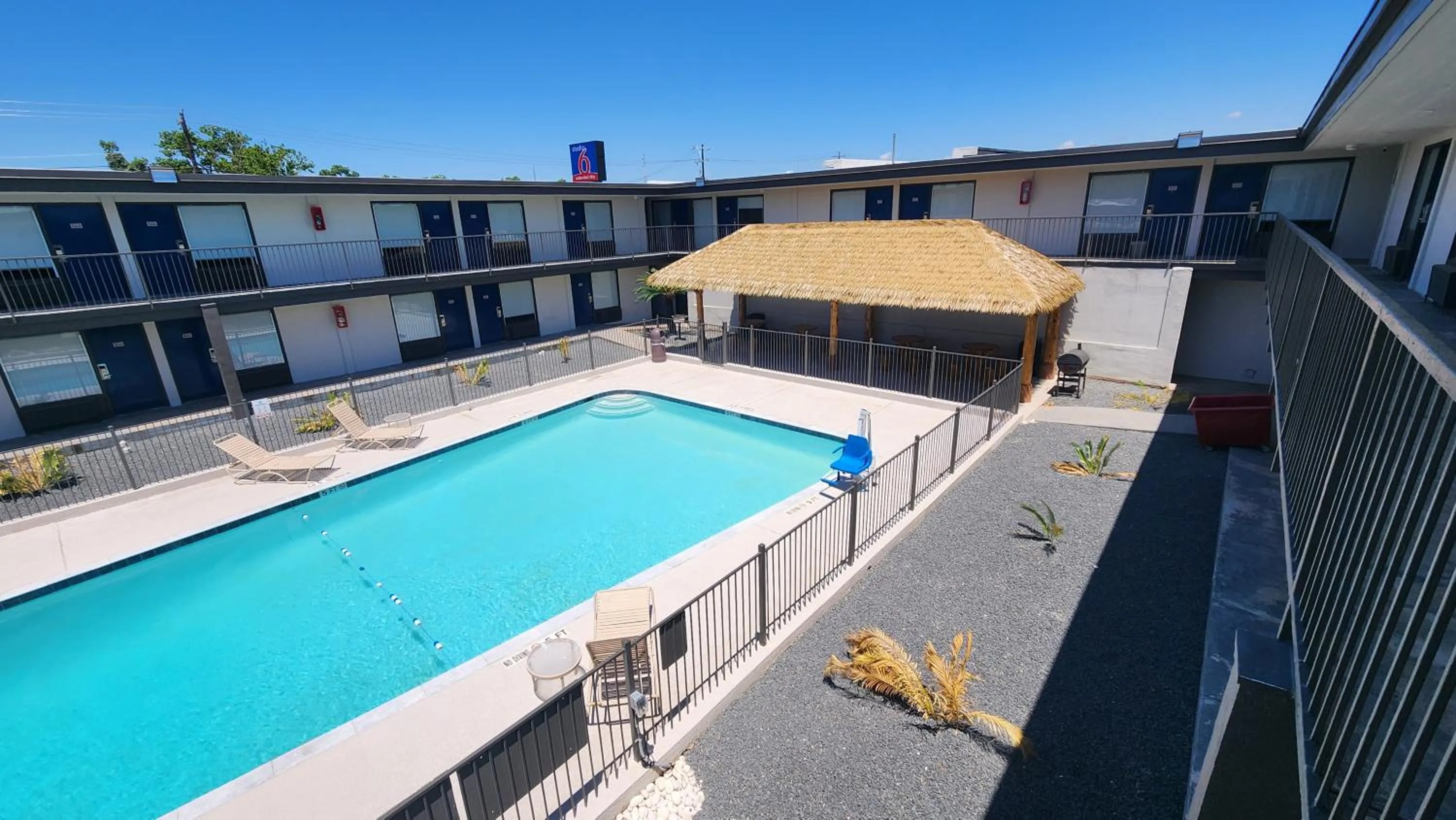 Property building in Studio 6 Alvin, TX