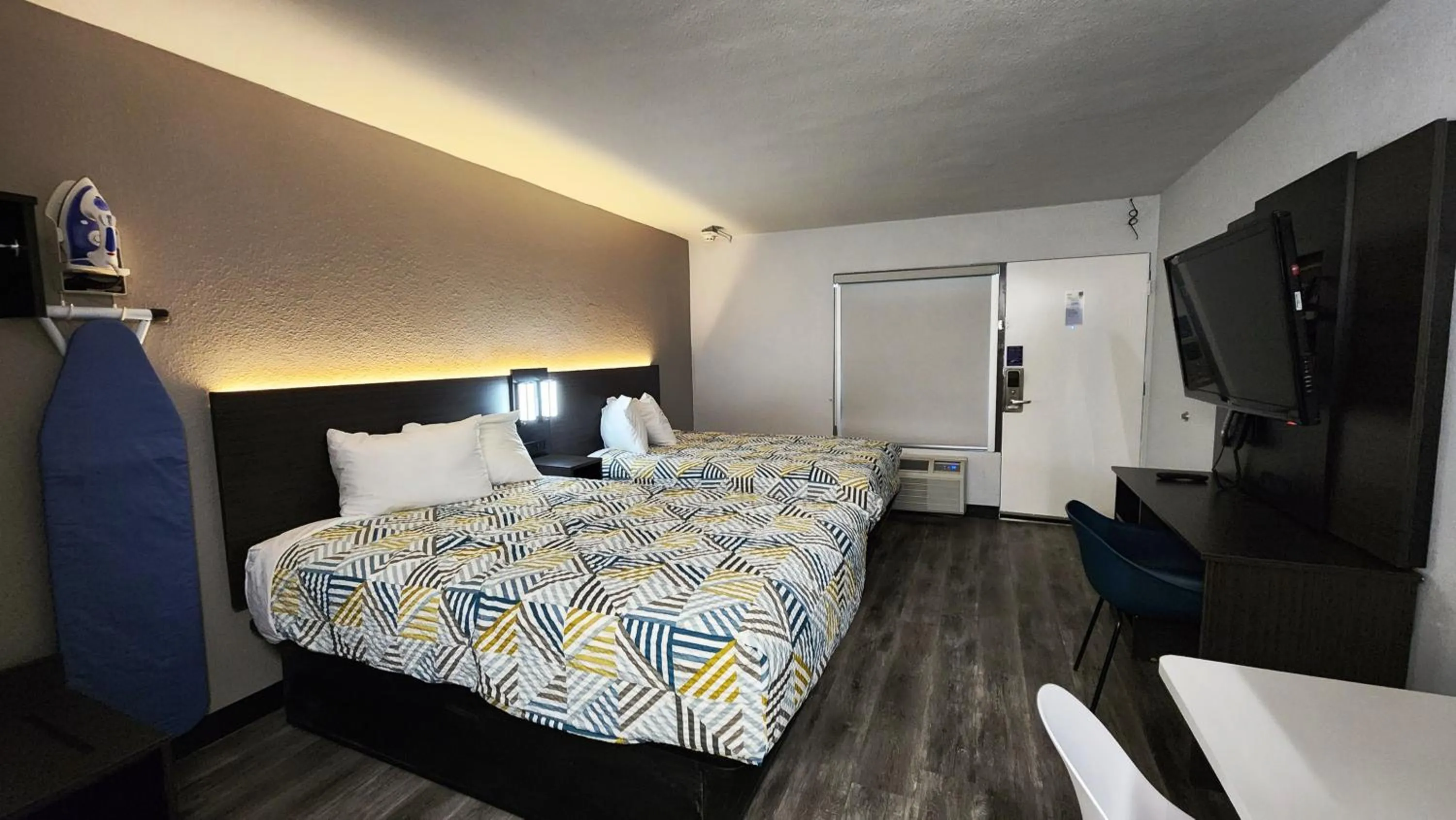 Bed in Studio 6 Alvin, TX