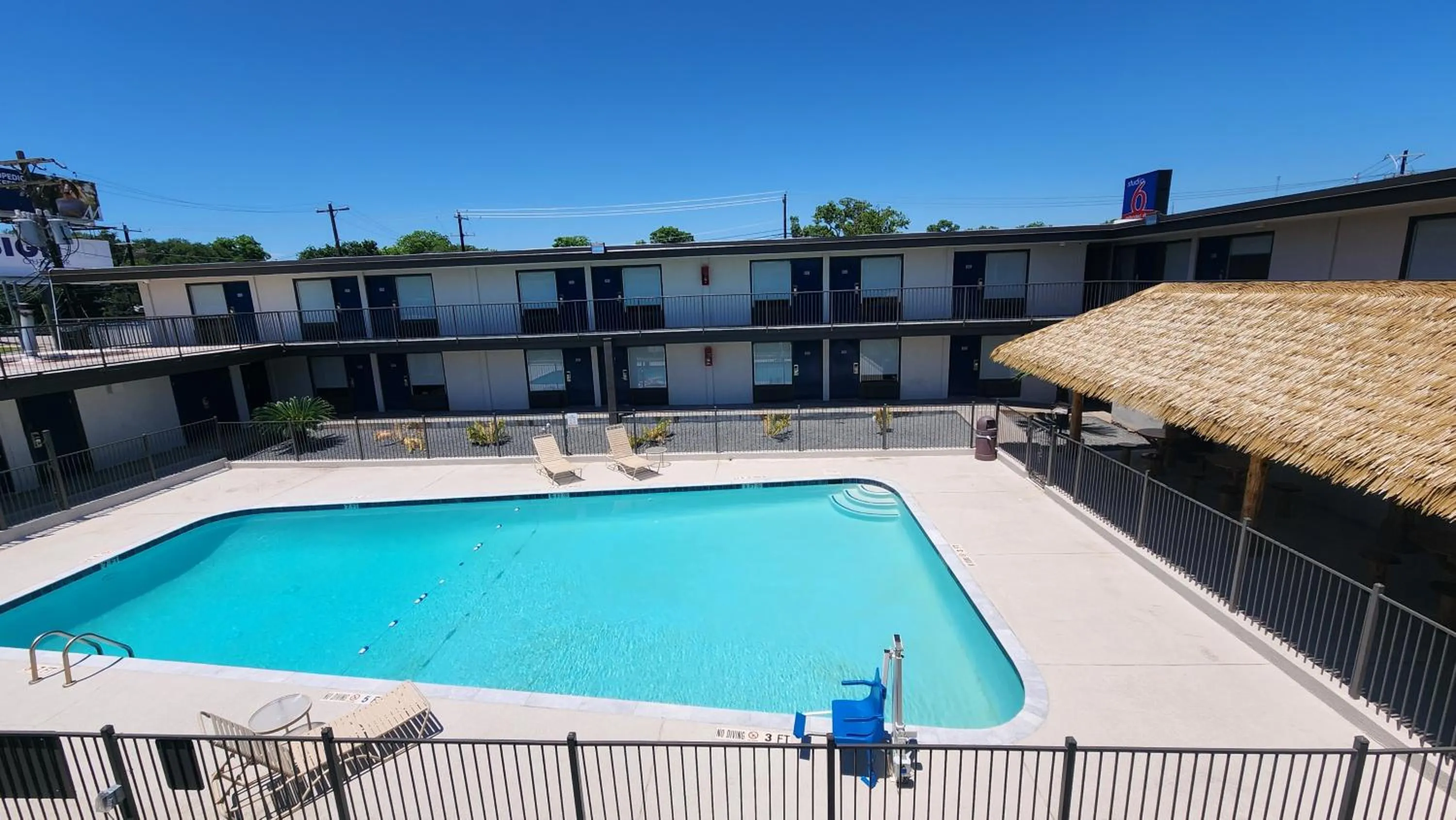 Property building in Studio 6 Alvin, TX