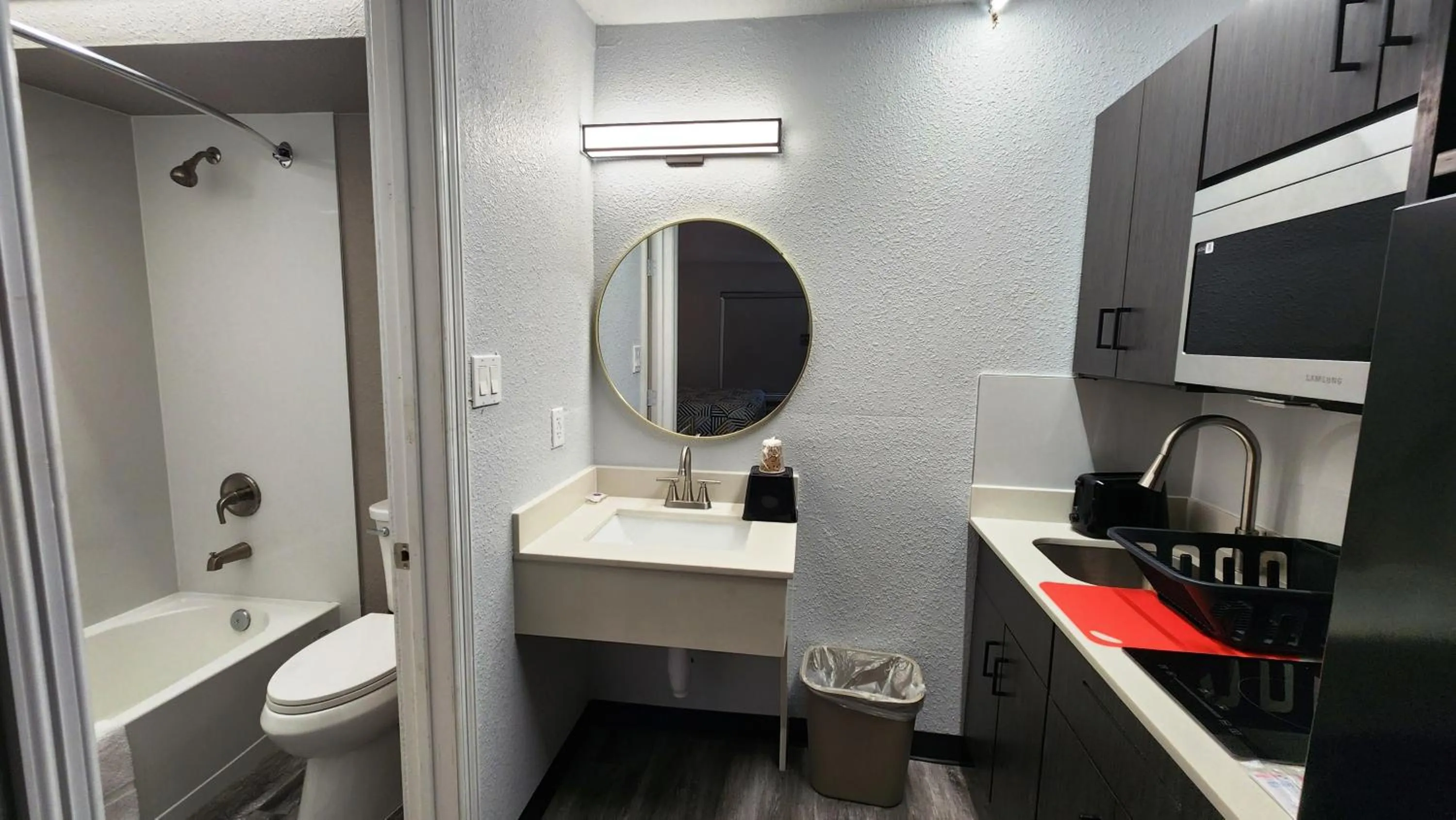 Toilet in Studio 6 Alvin, TX