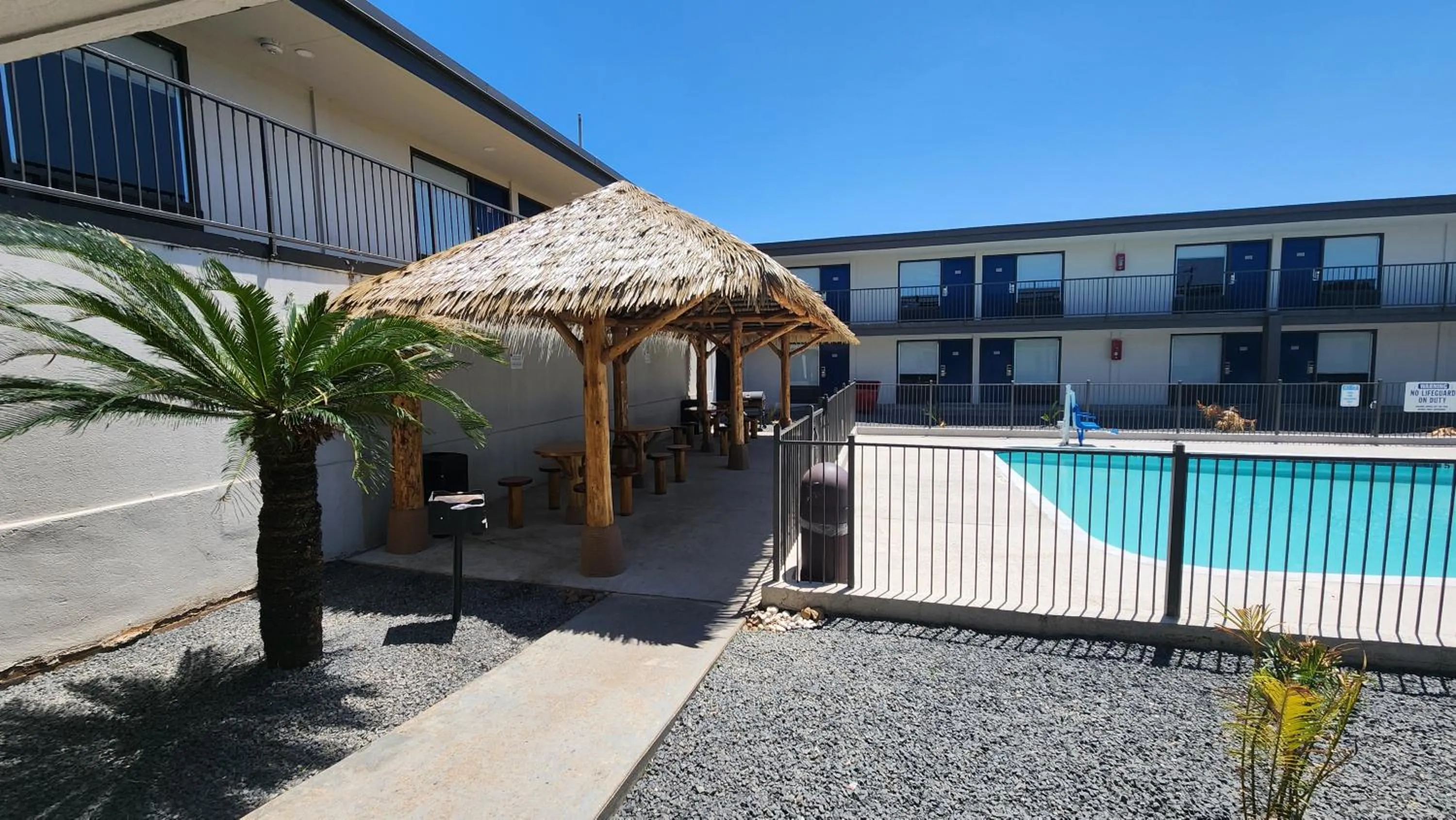 Property building in Studio 6 Alvin, TX