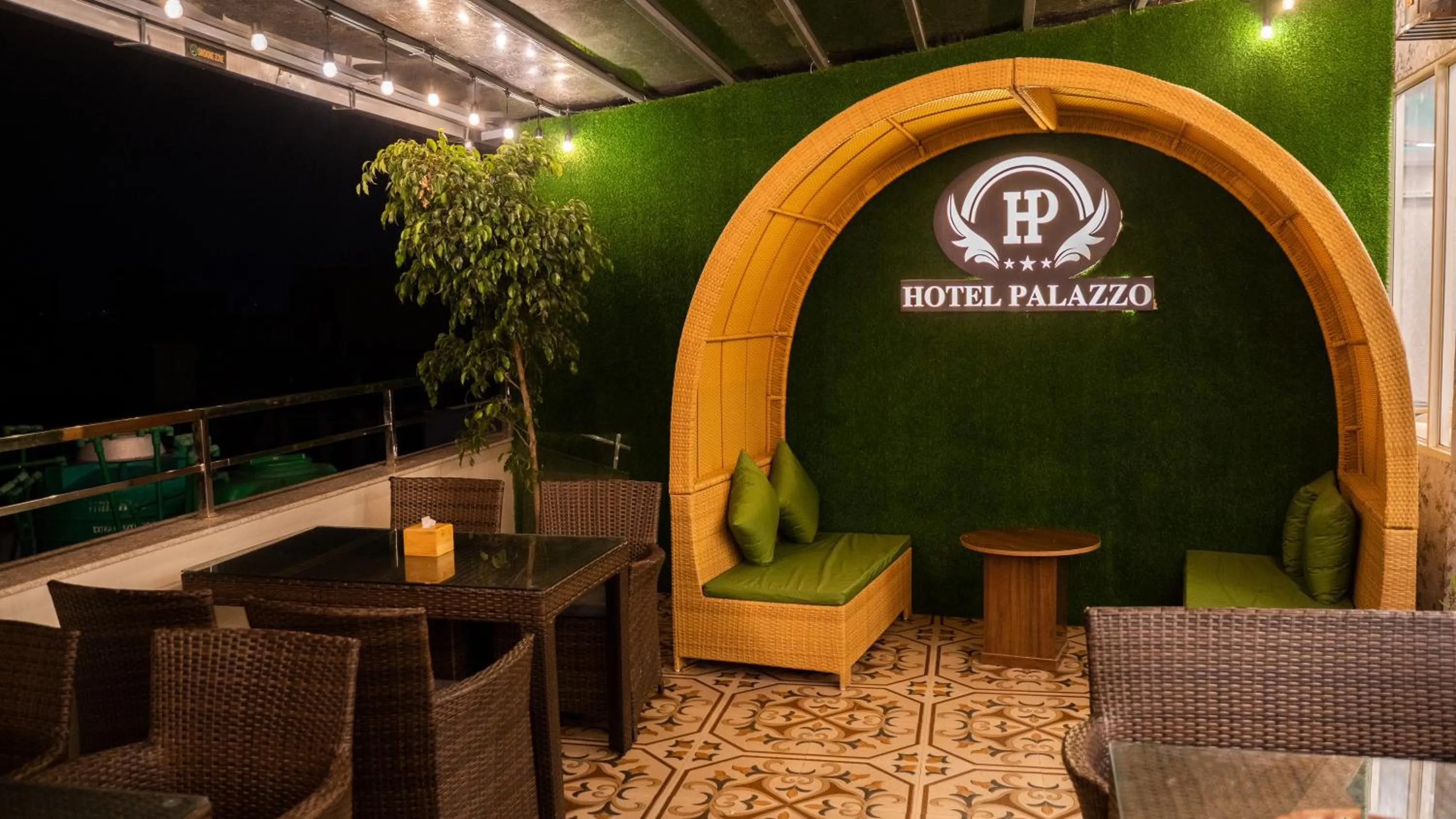 Restaurant/places to eat in Hotel Palazzo