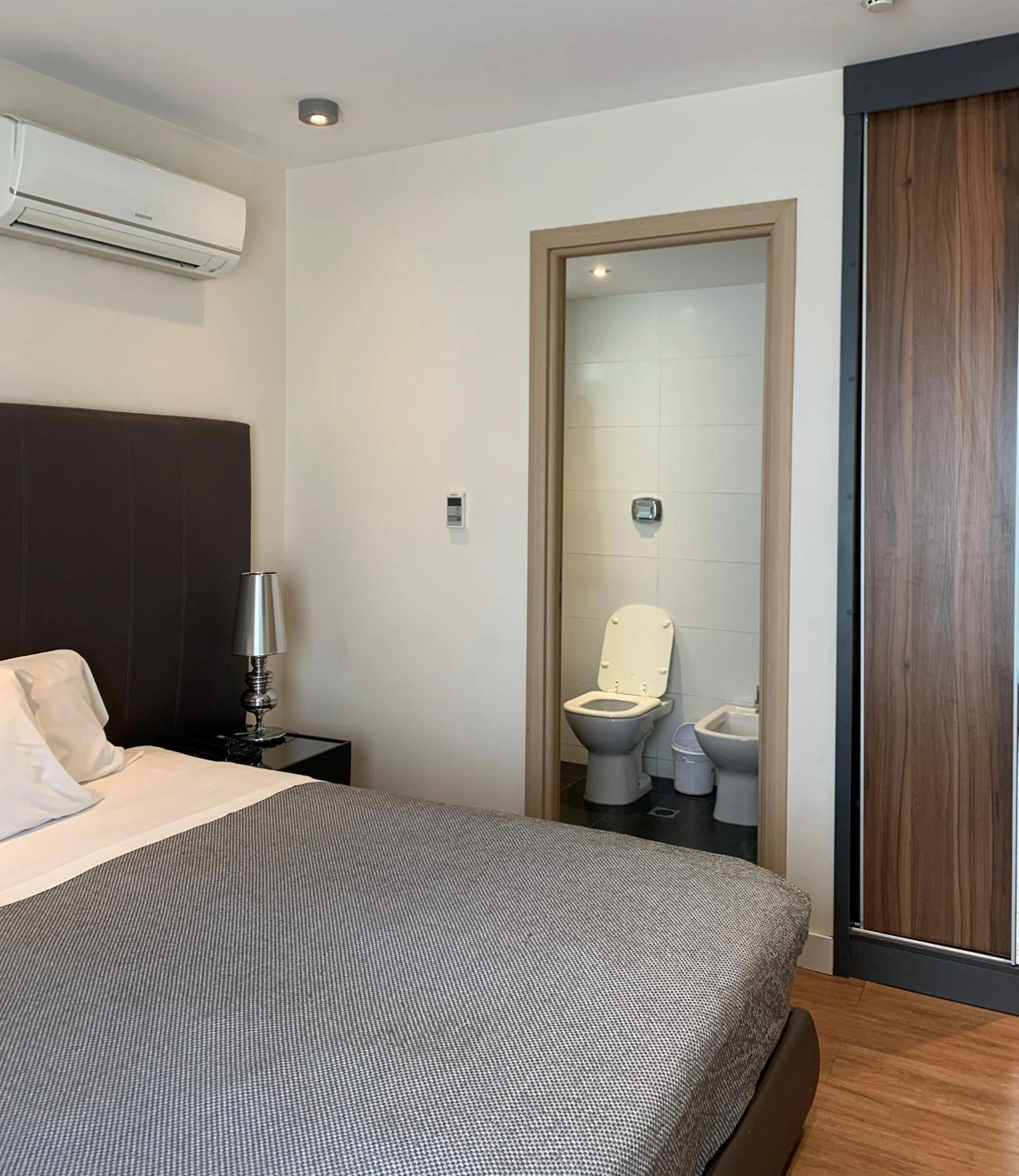 Bed in Regency Way Montevideo Hotel