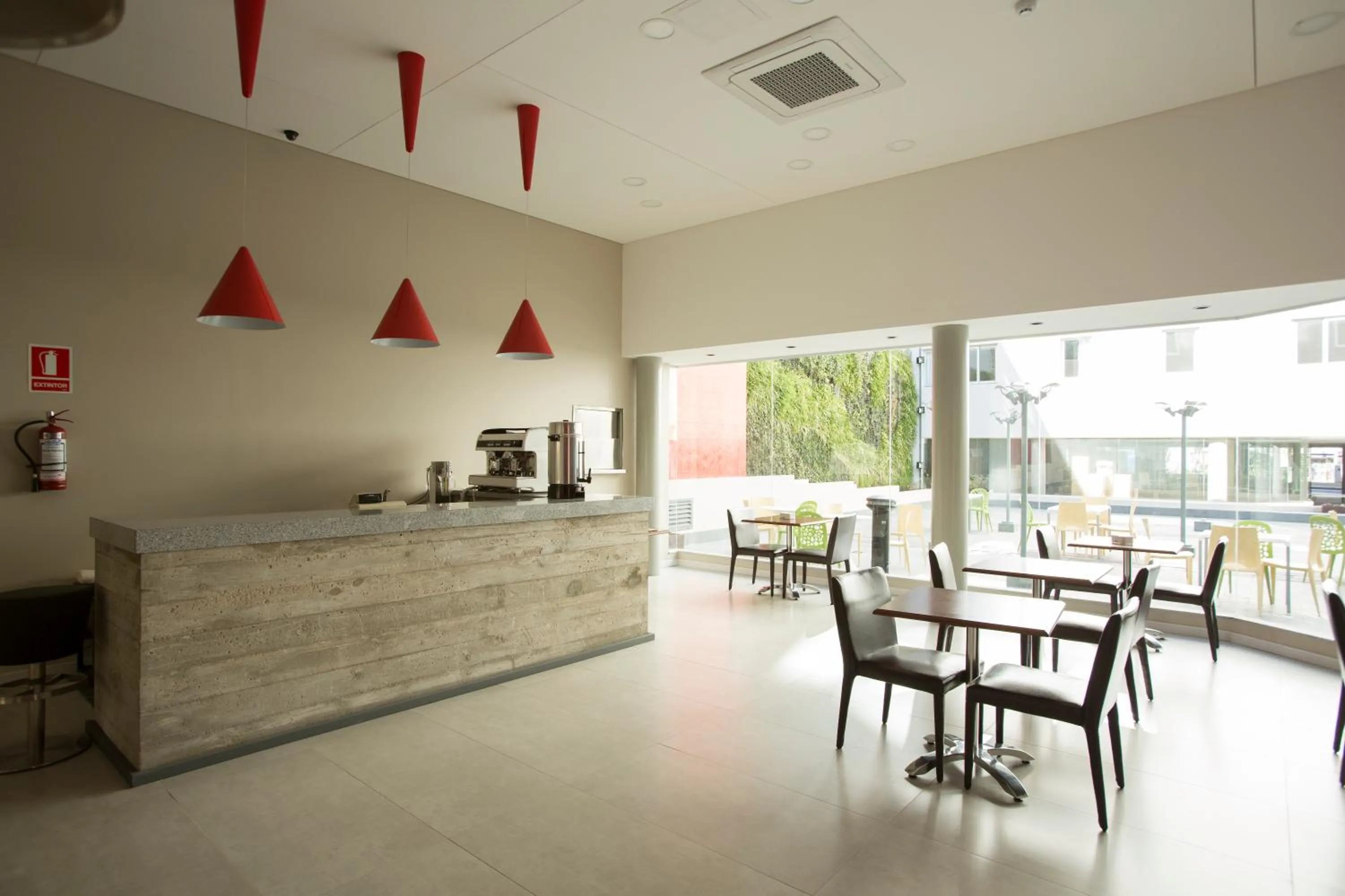Lounge or bar in Regency Way Montevideo Hotel