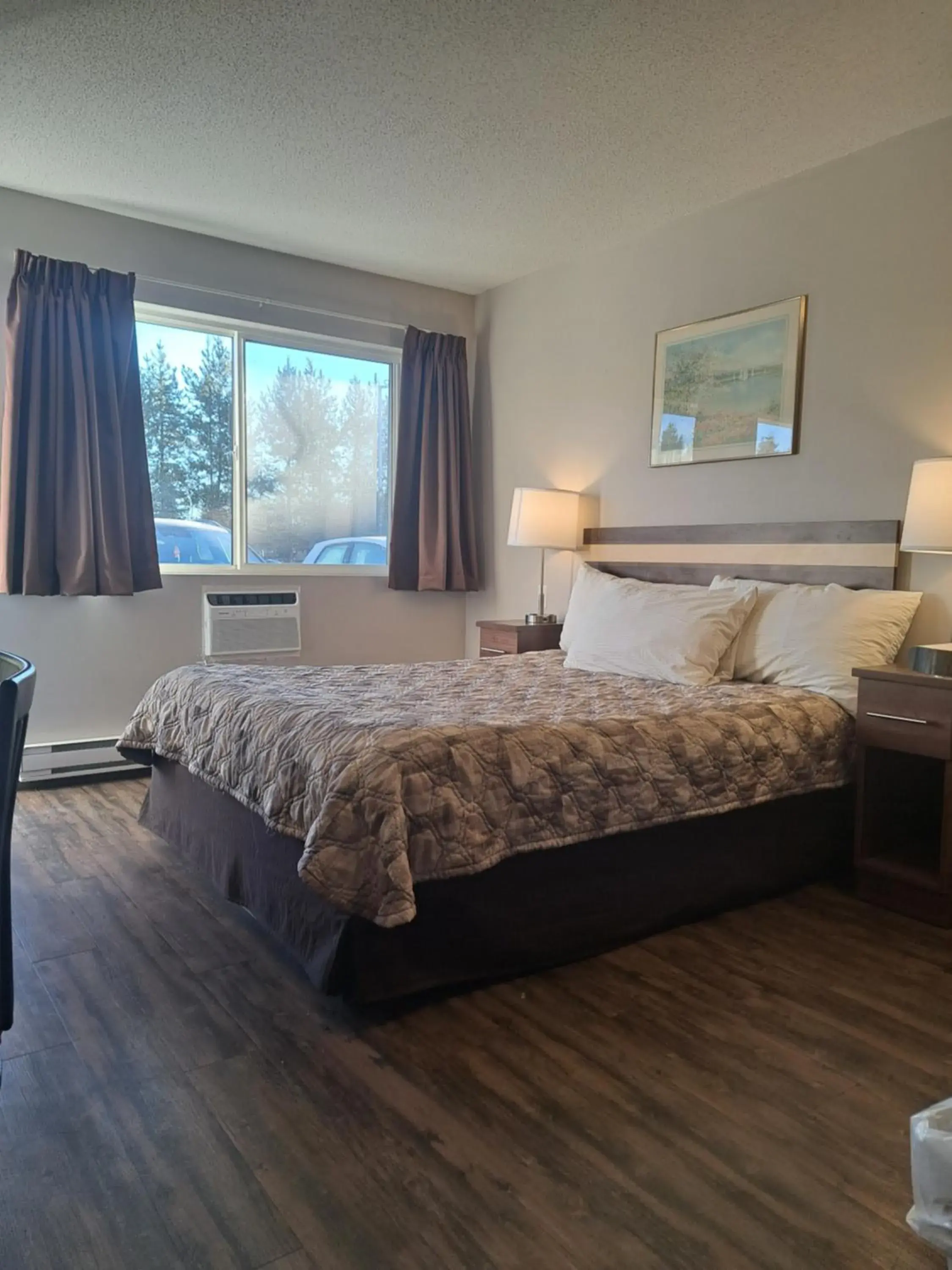 Queen Room in Bon Voyage Inn Queen Room in Bon Voyage Inn