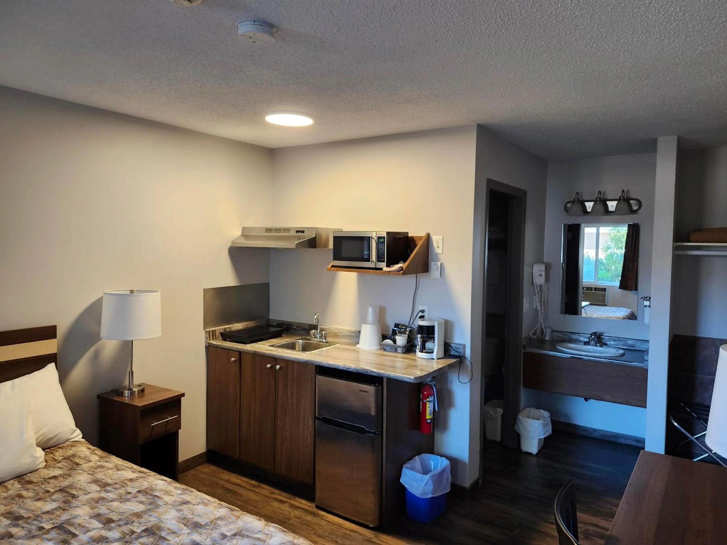 Kitchen or kitchenette, Bed in Bon Voyage Inn