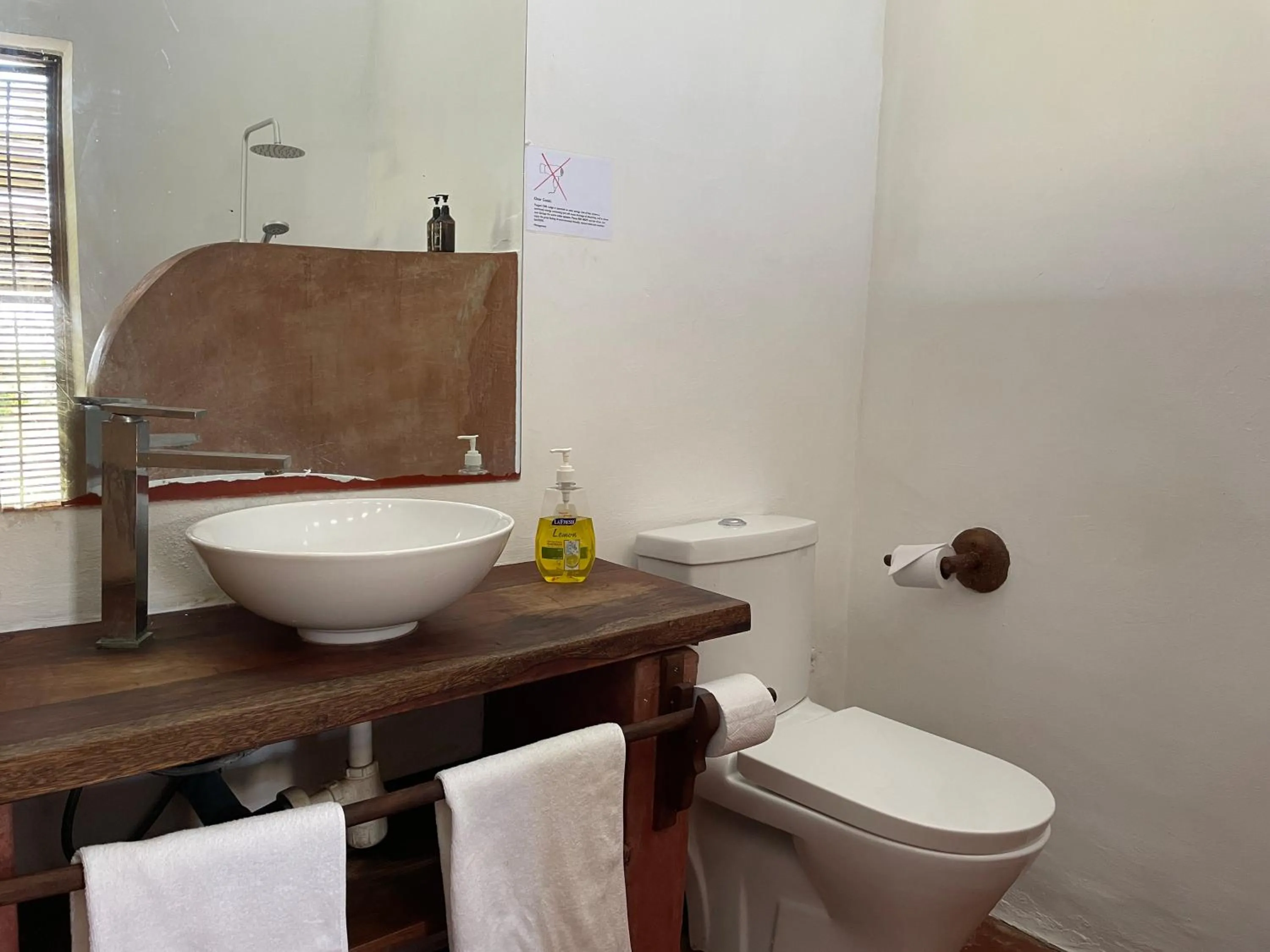 Toilet in Pangani Cliffs Lodge