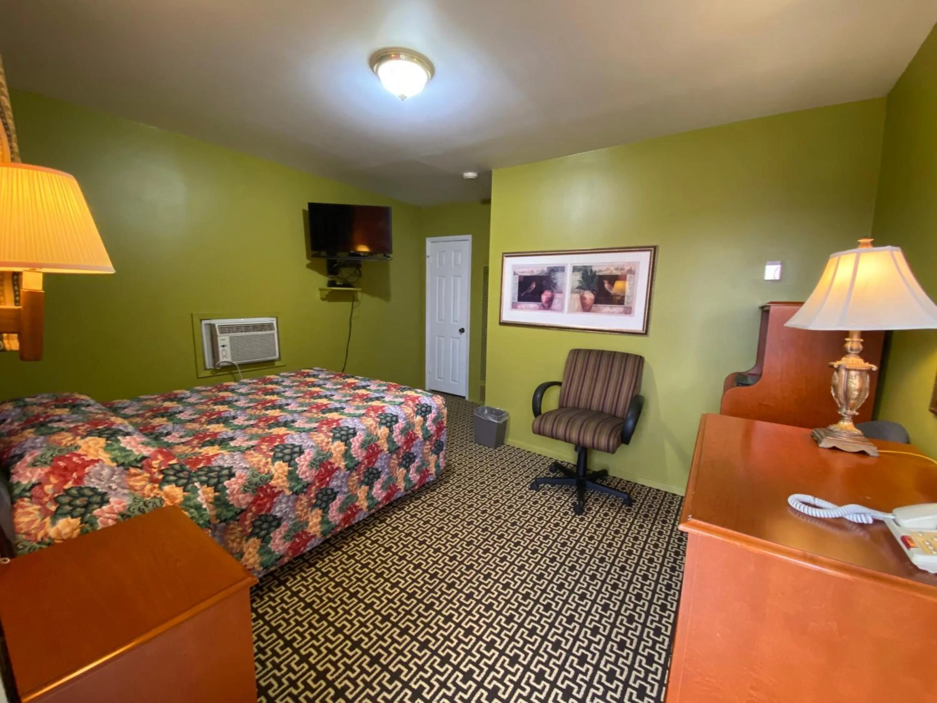 Bed in Lincoln Motel