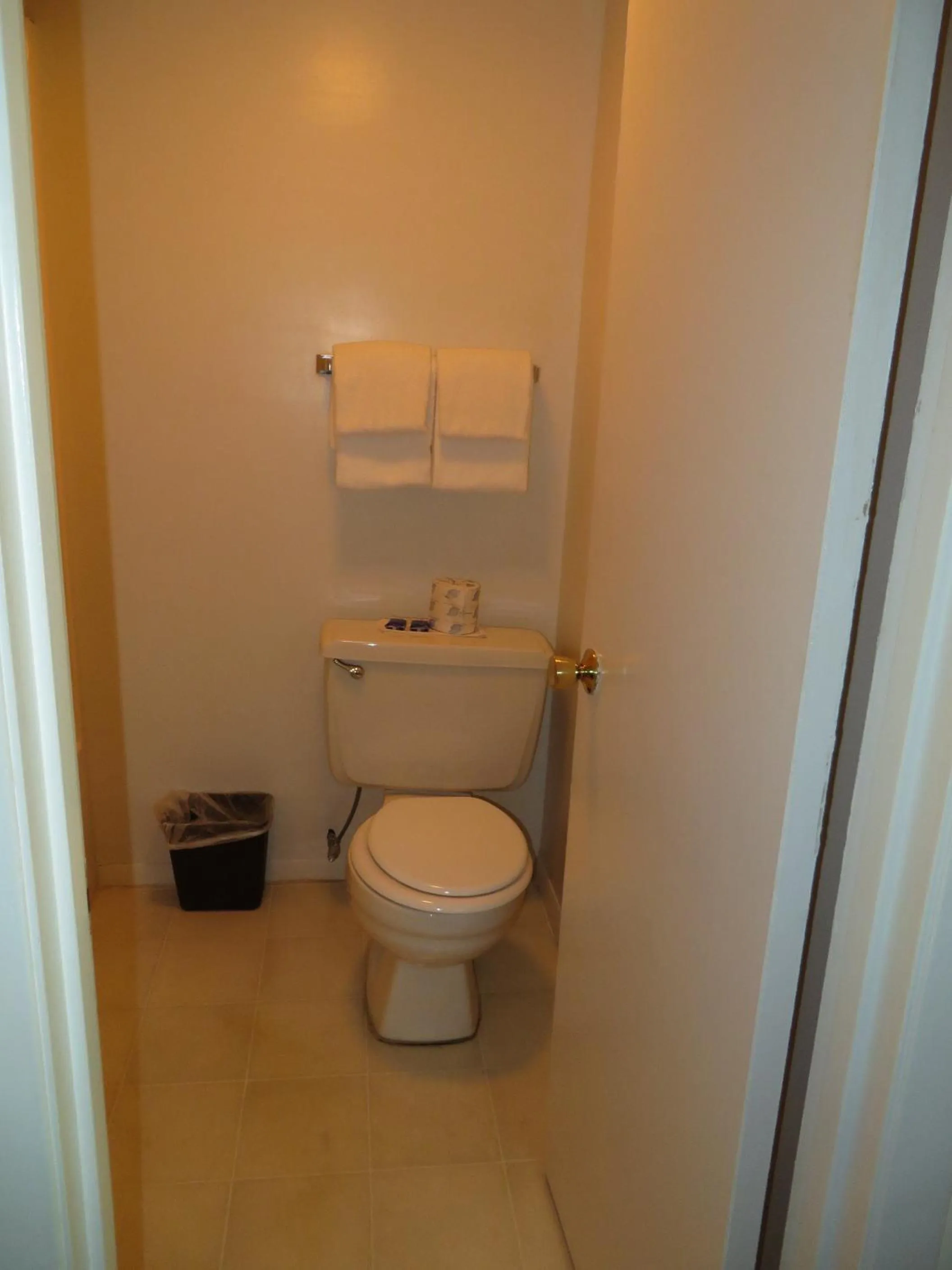 Bathroom in Scottish Inns Motel - Osage Beach