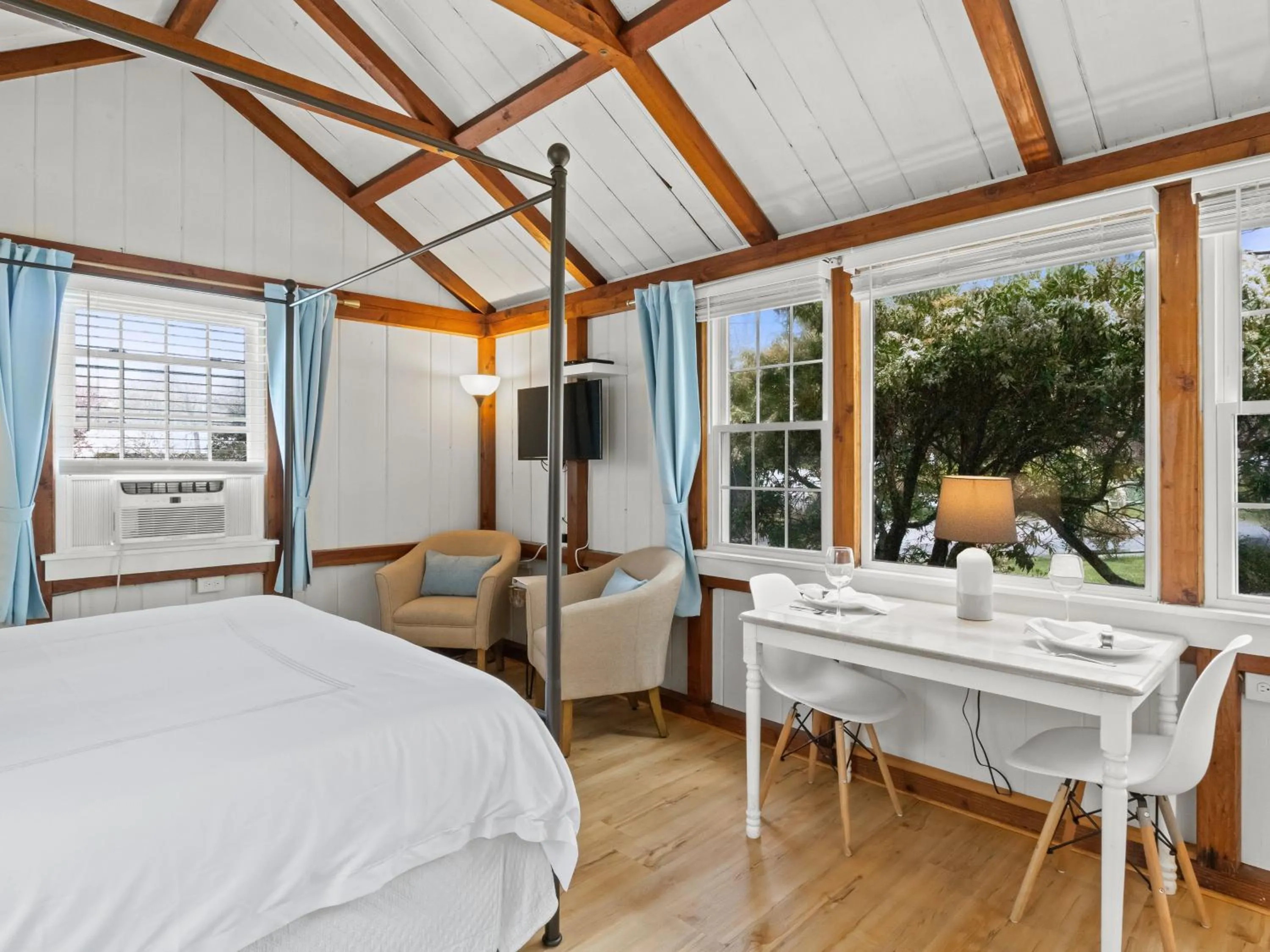 Seating area, Bed in The Seagrove Suites & Guest Rooms