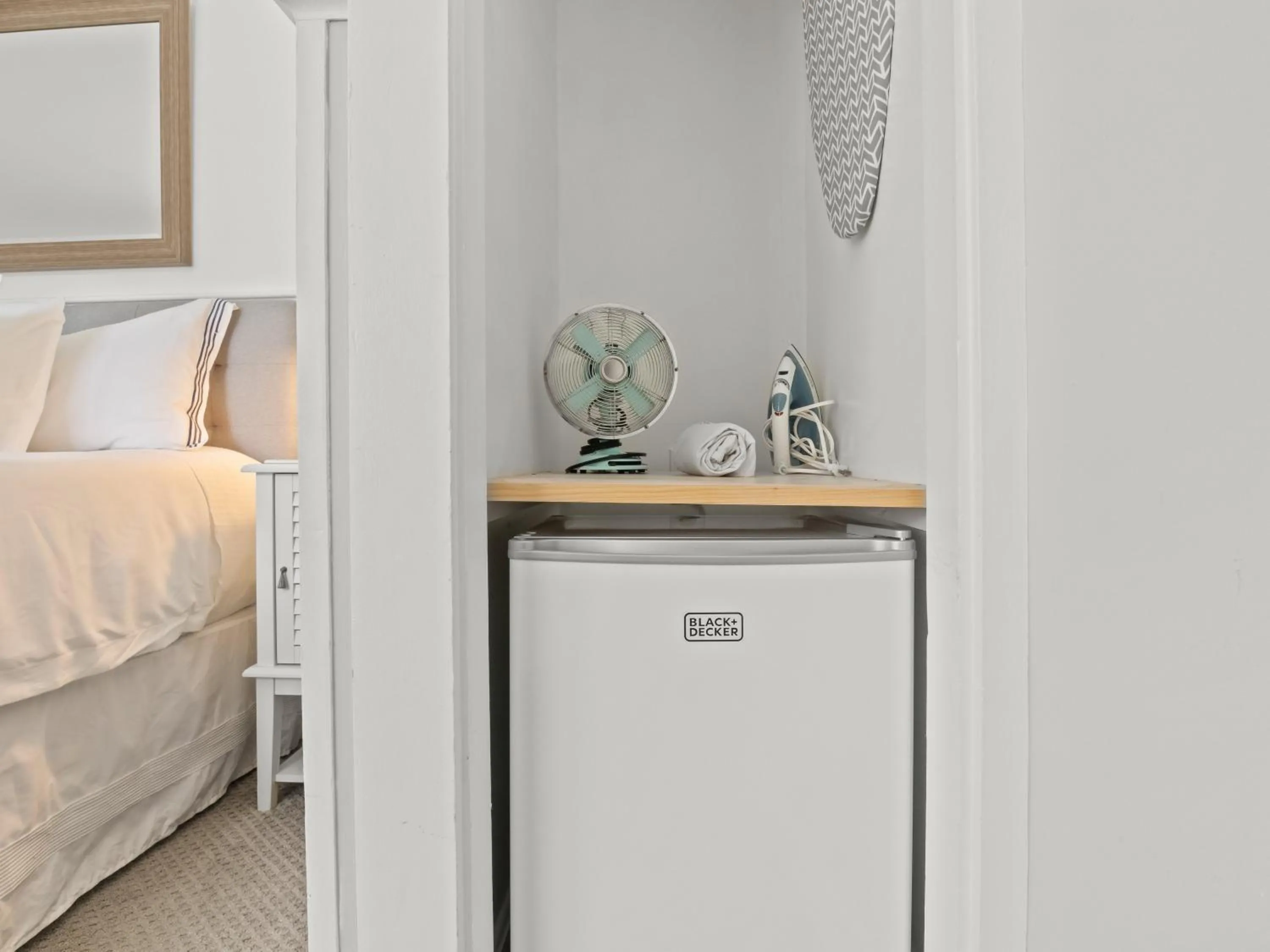 wardrobe, Bed in The Seagrove Suites & Guest Rooms