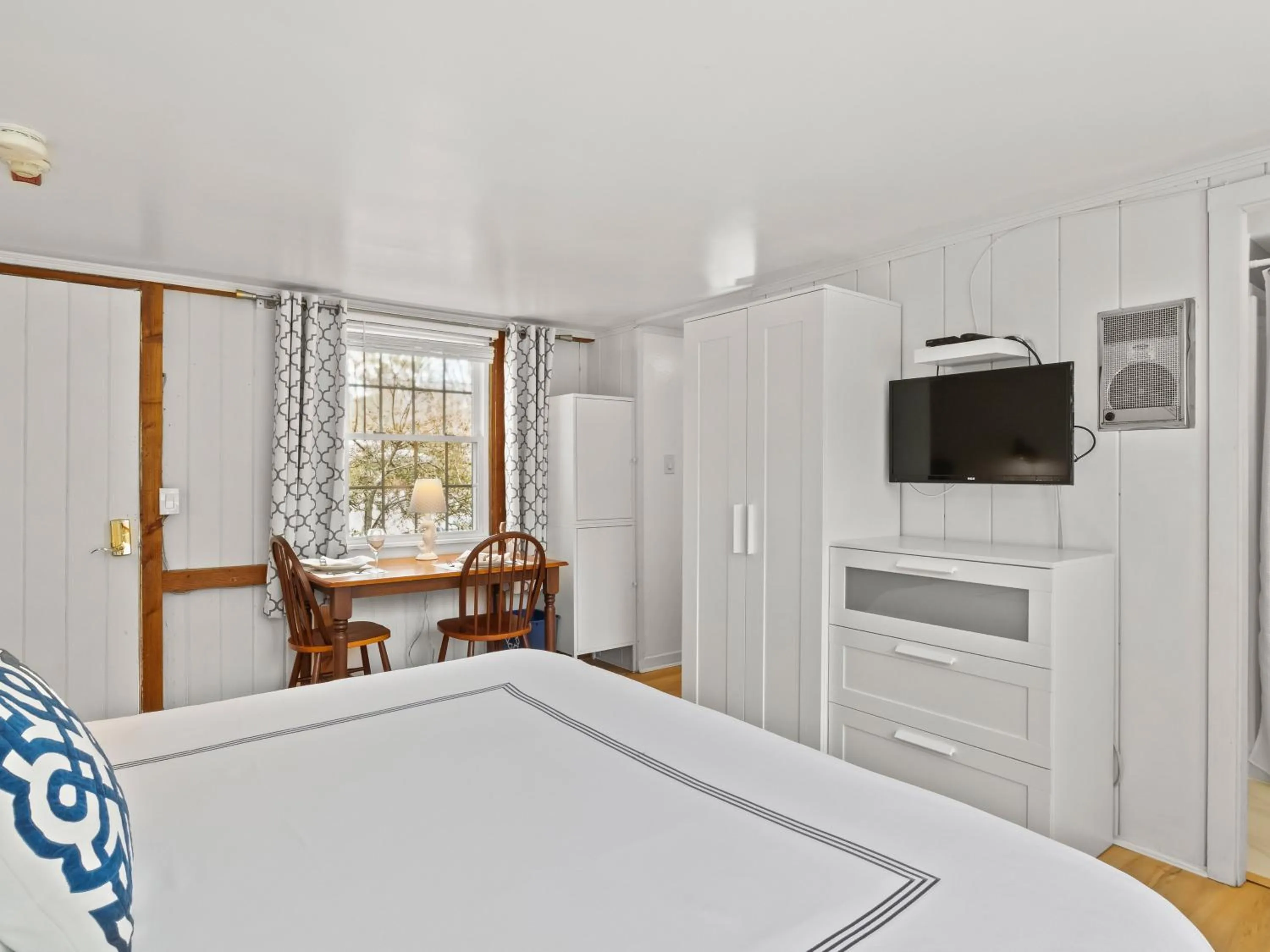 Dining area, Bed in The Seagrove Suites & Guest Rooms
