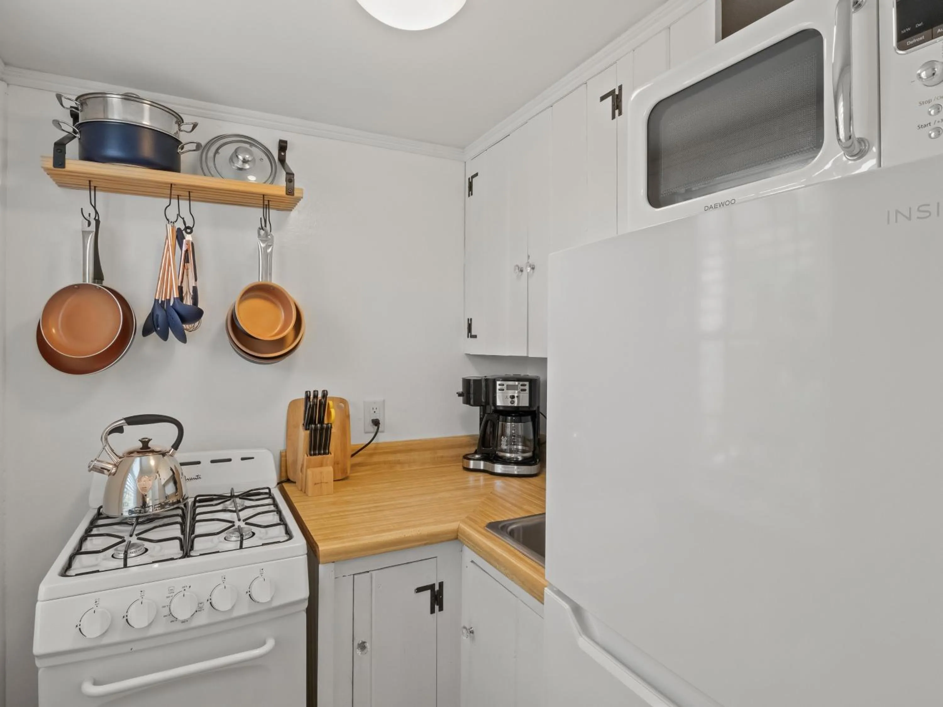 kitchen in The Seagrove Suites & Guest Rooms
