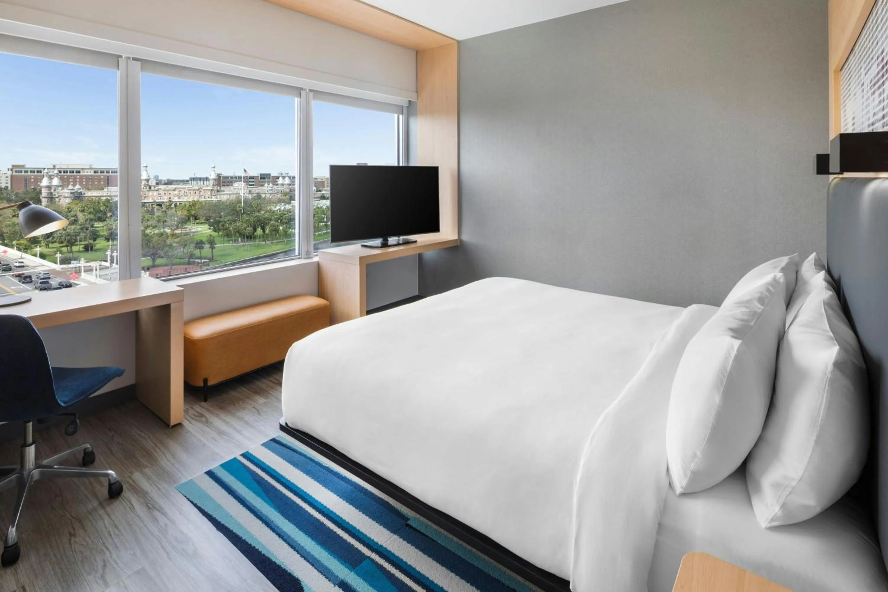 Photo of the whole room, Bed in Aloft - Tampa Downtown