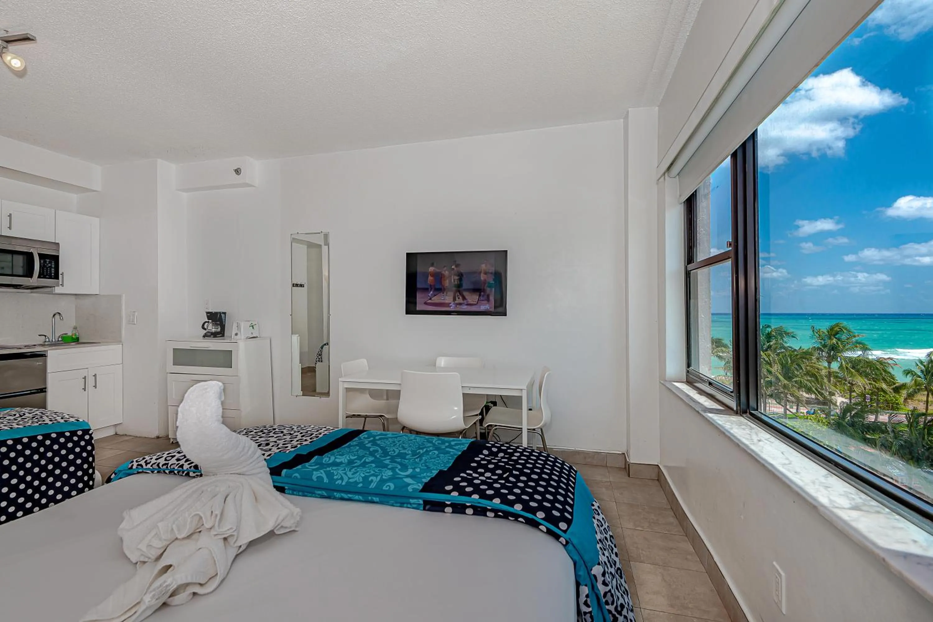 Bed in Beach Front Studio Miami Beach