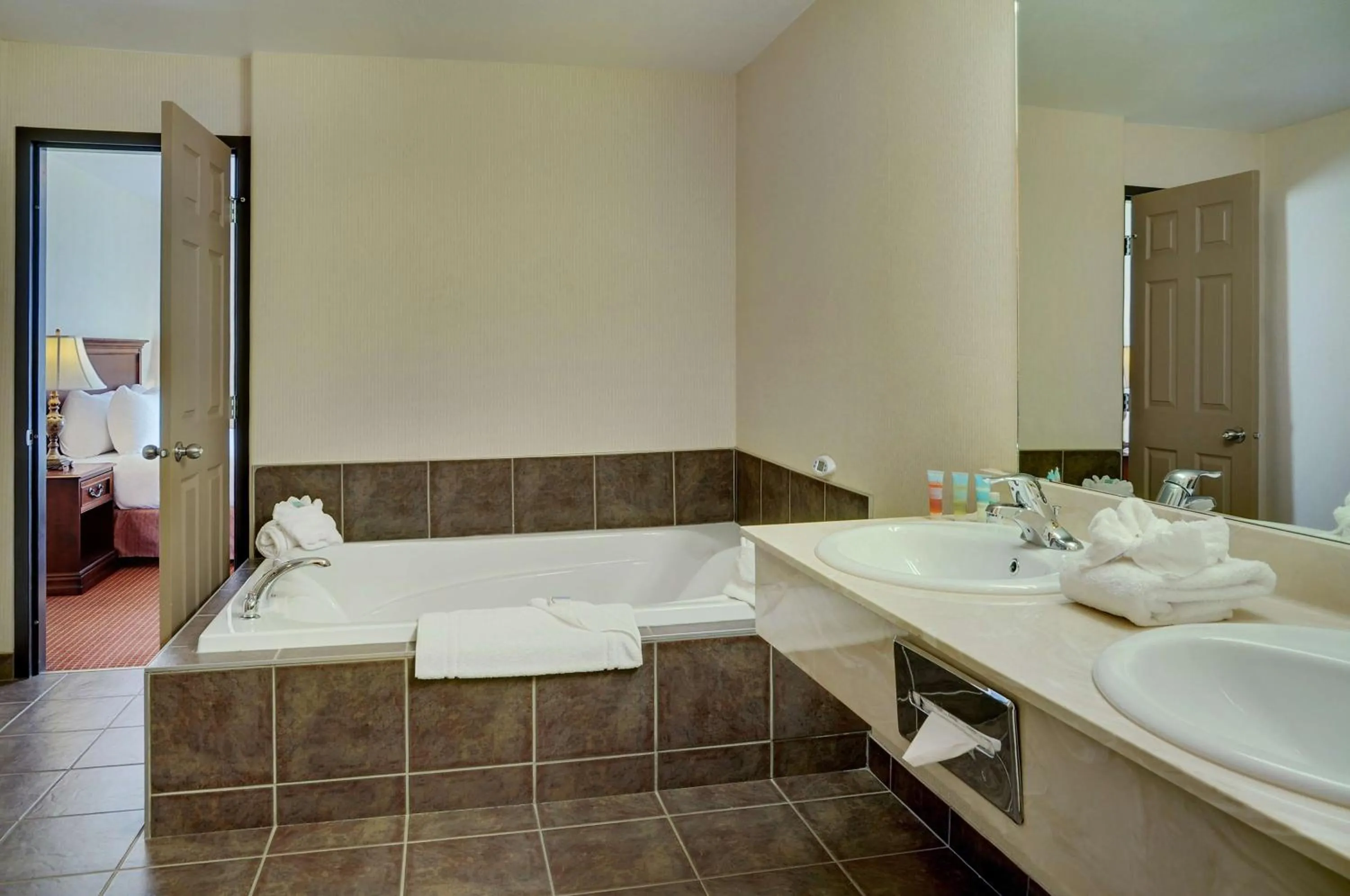 Shower, Bed in Coast Grimshaw Hotel & Suites