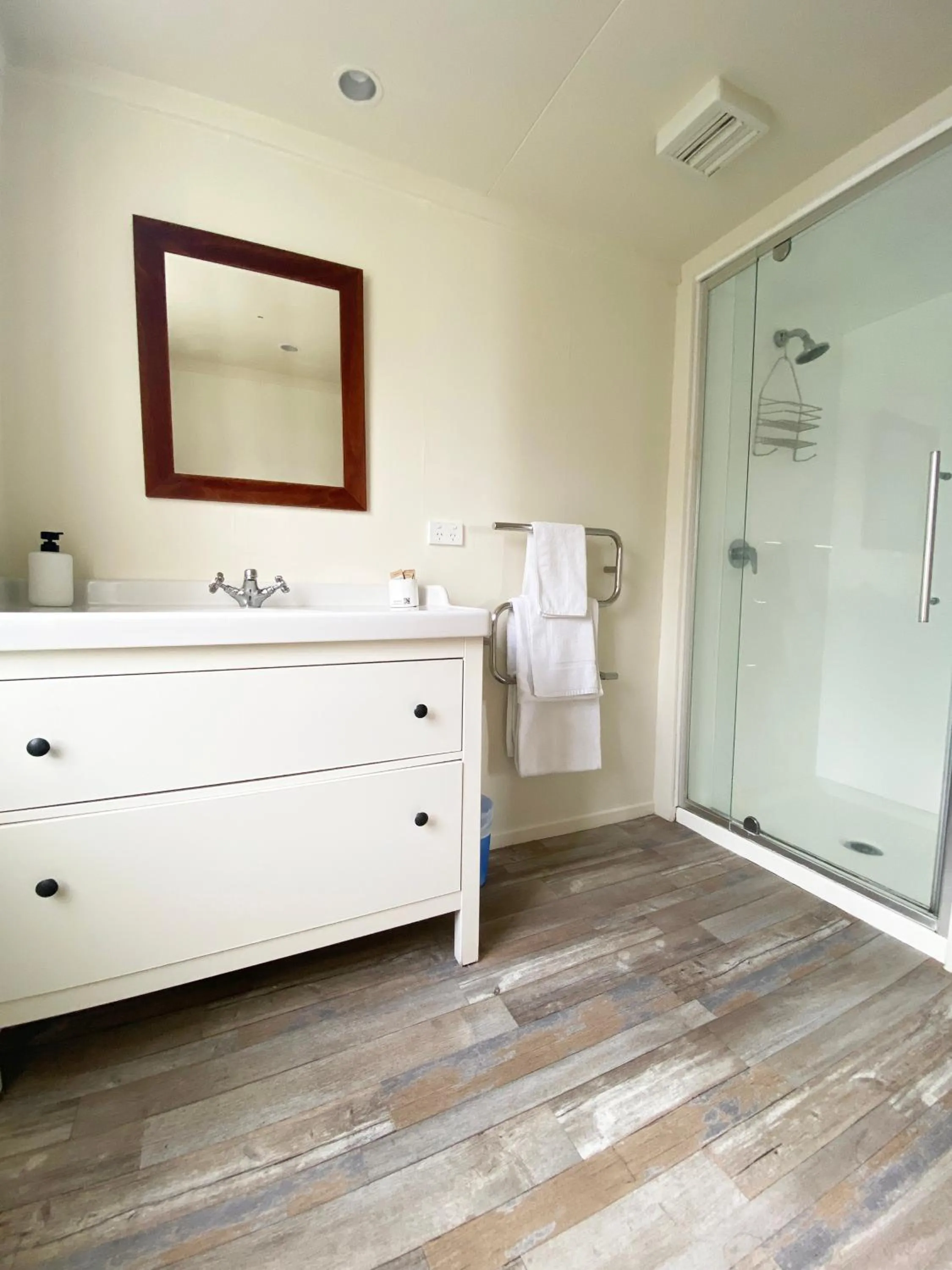 Shower in Mangonui Waterfront Apartments