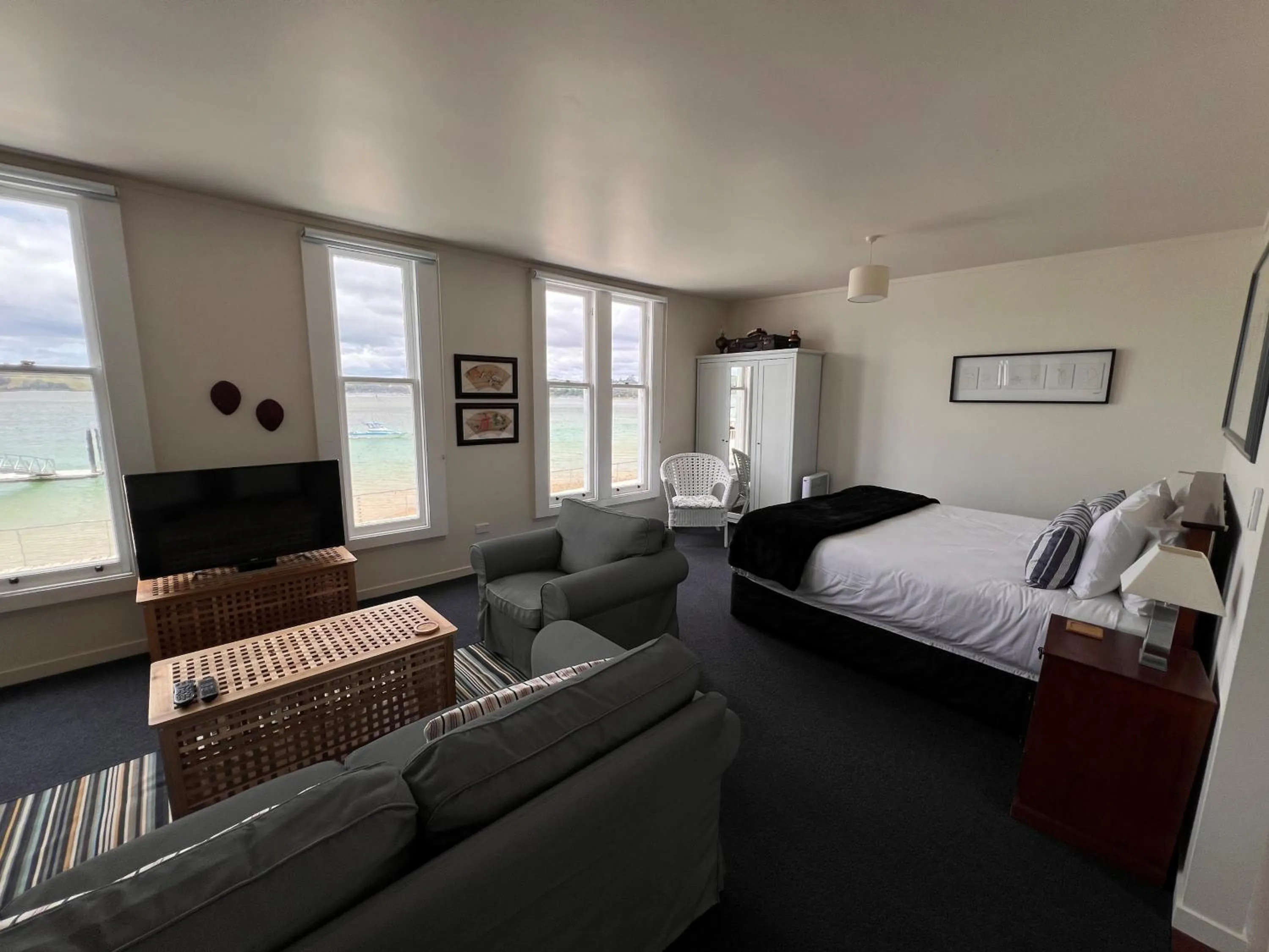 Seating area, Bed in Mangonui Waterfront Apartments