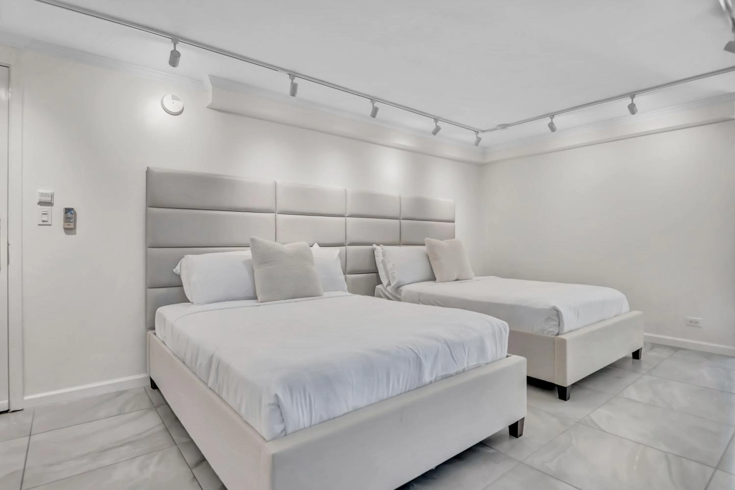 Spacious Design Studio 3 mins from the beach