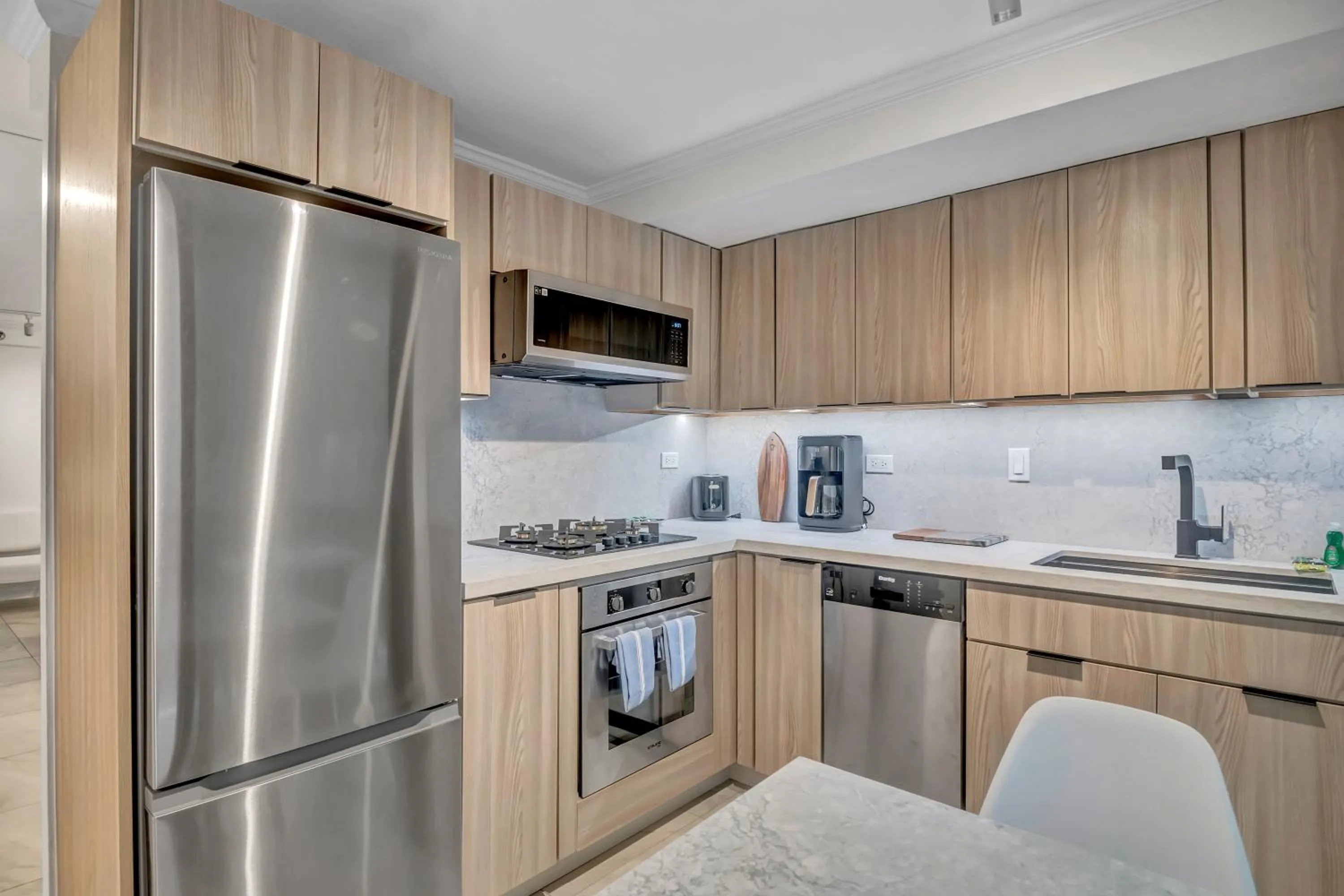 Spacious Design Studio 3 mins from the beach