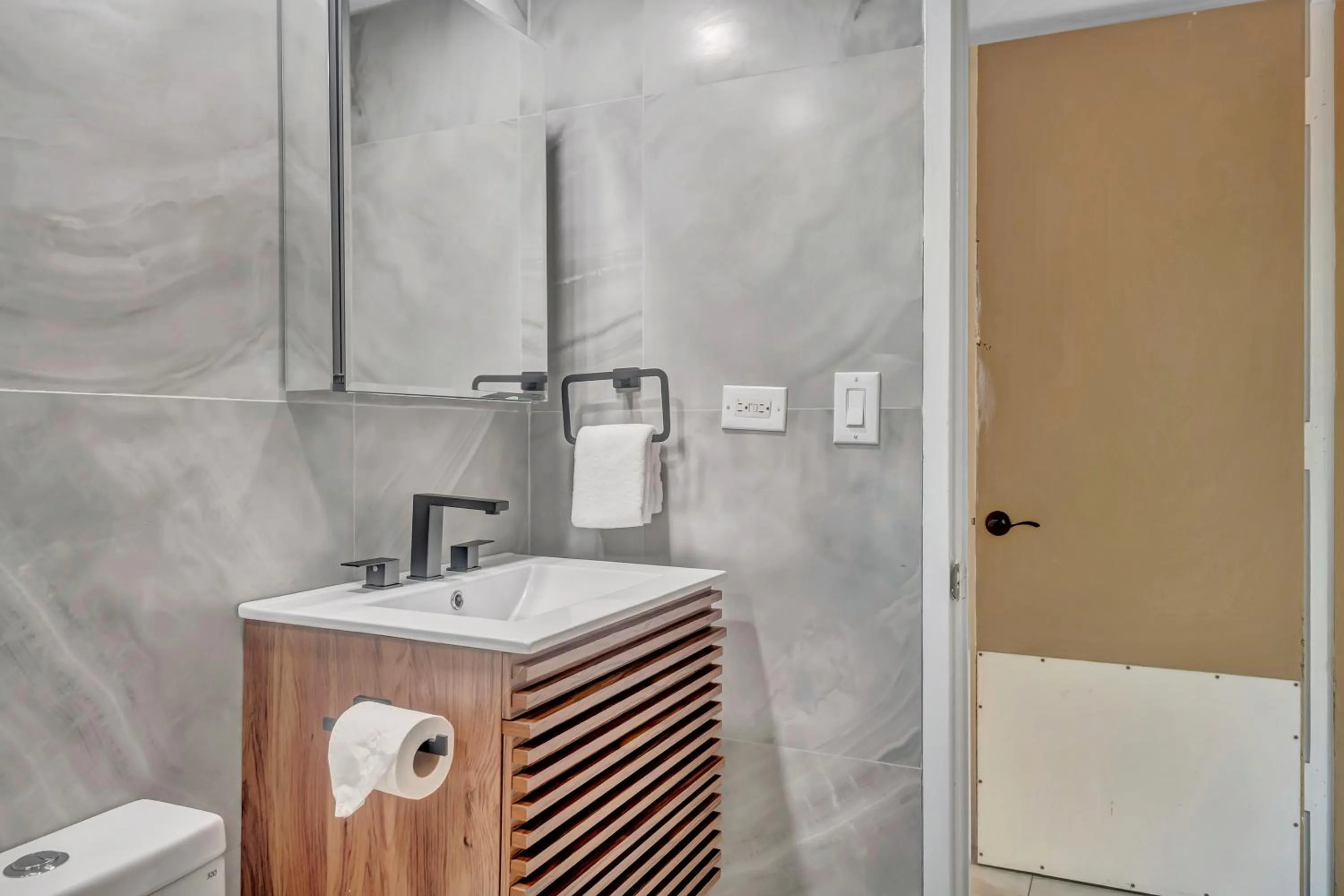 Spacious Design Studio 3 mins from the beach