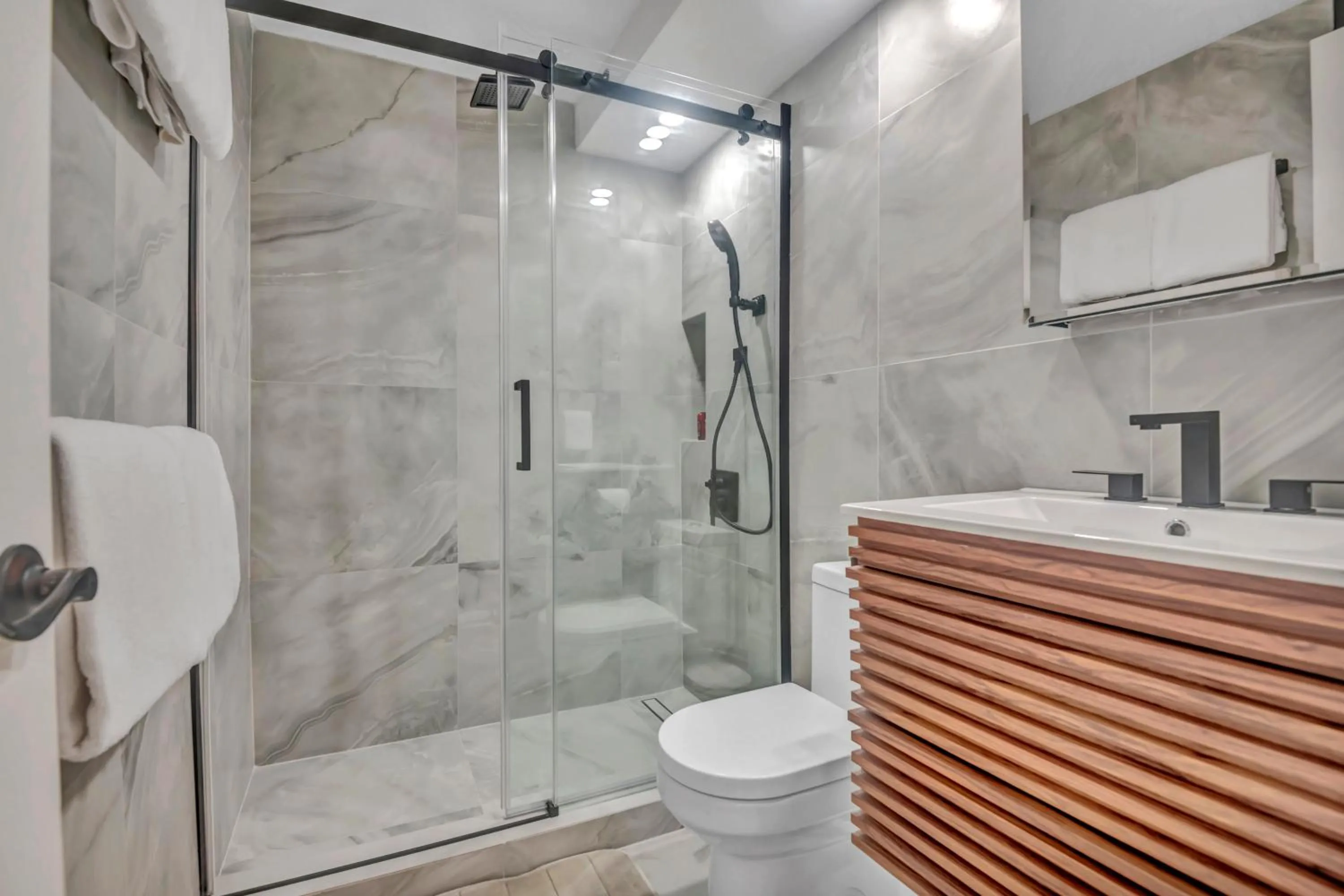 Spacious Design Studio 3 mins from the beach