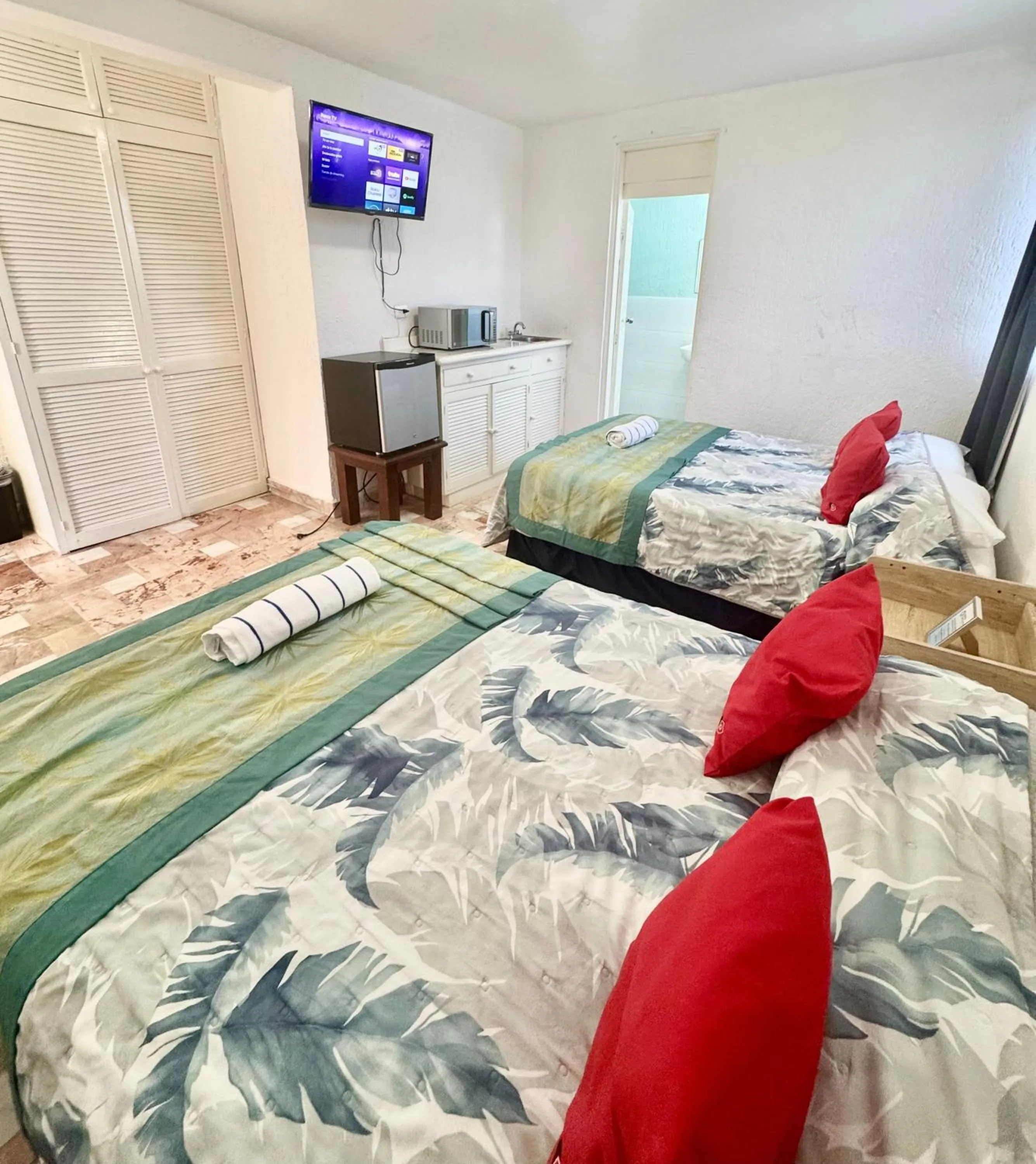 Bed in Hotel Farallon Inn Cancún