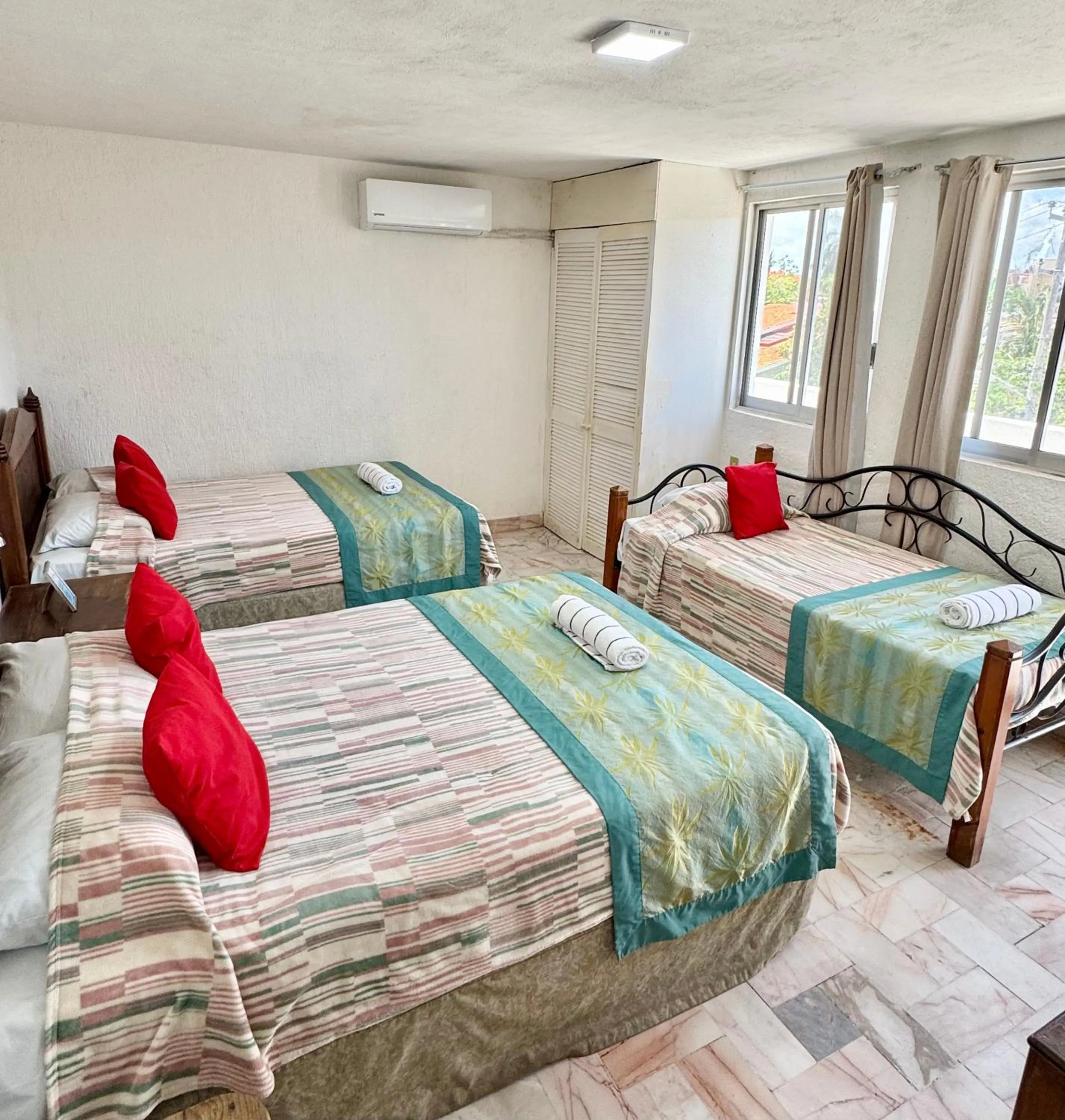 Bed in Hotel Farallon Inn Cancún