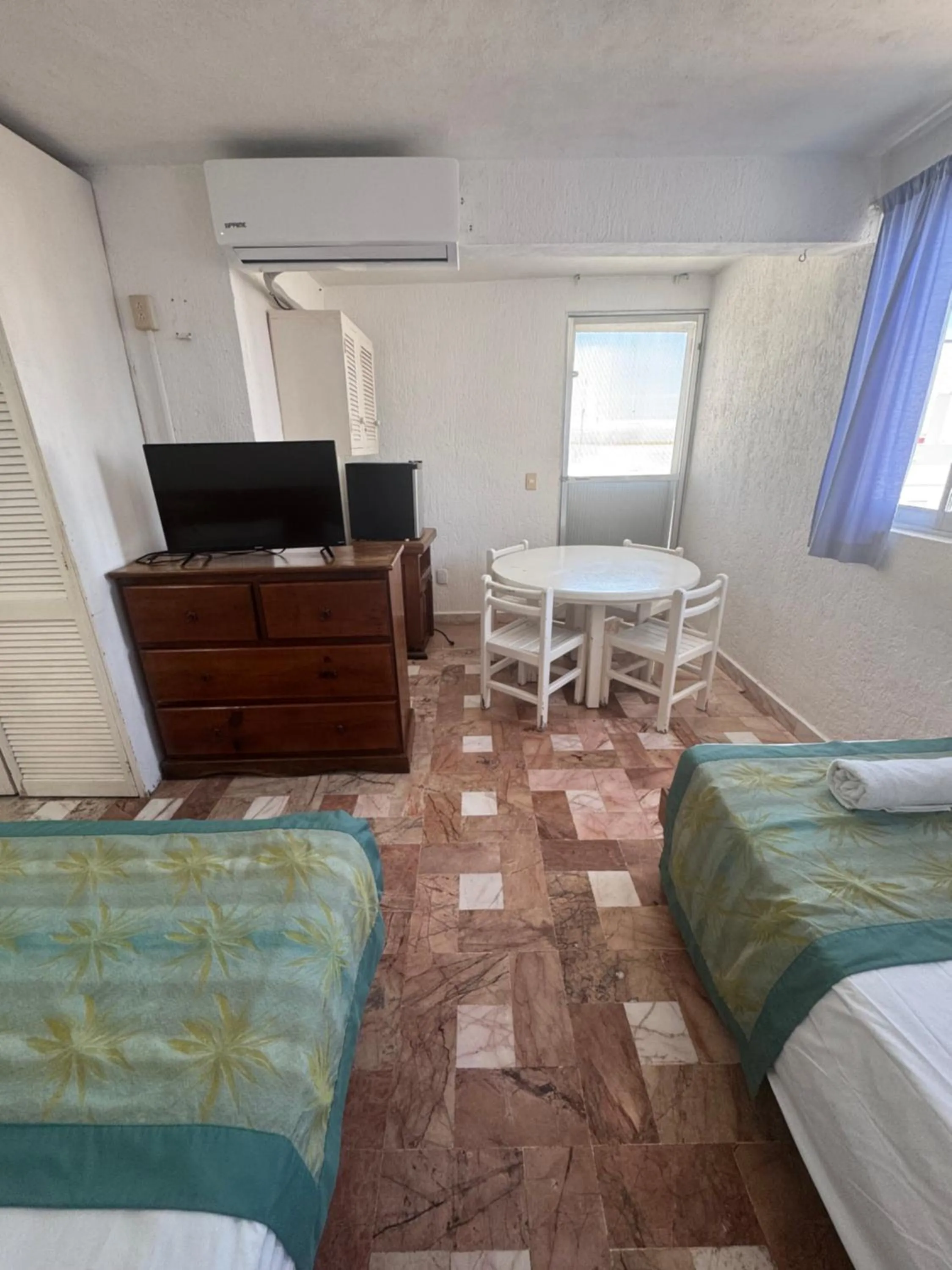 Bed in Hotel Farallon Inn Cancún