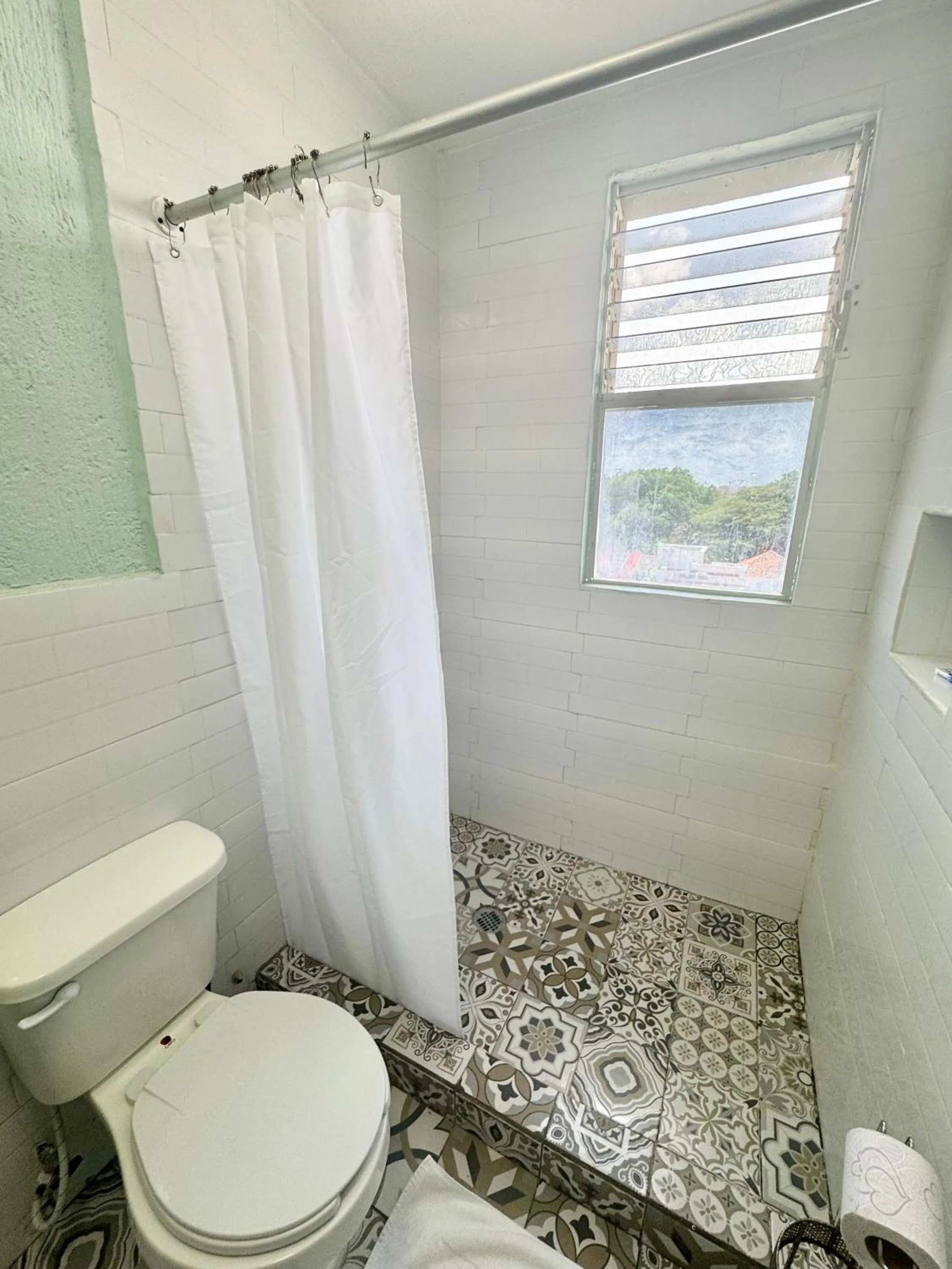 Shower in Hotel Farallon Inn Cancún