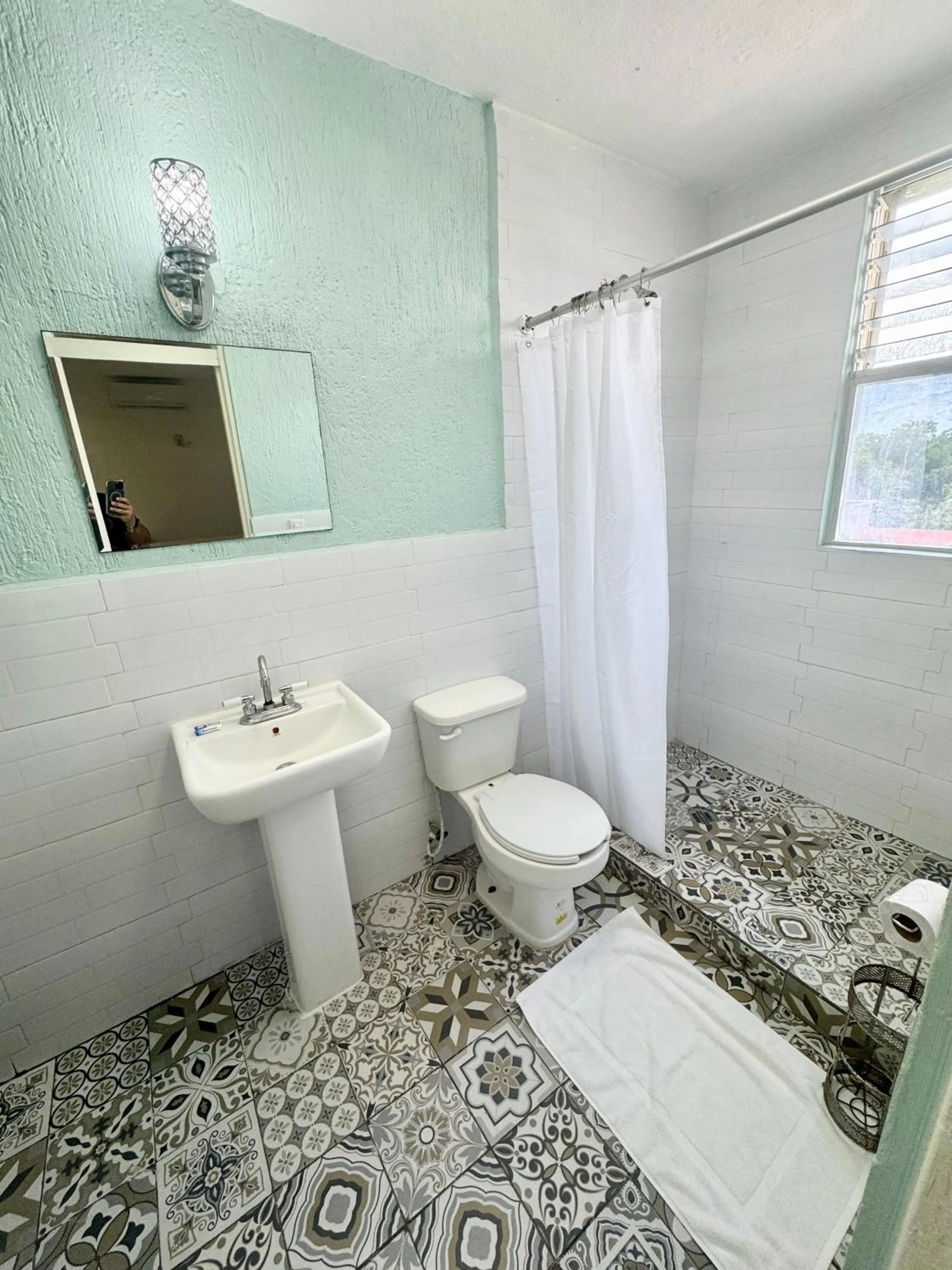 Shower in Hotel Farallon Inn Cancún