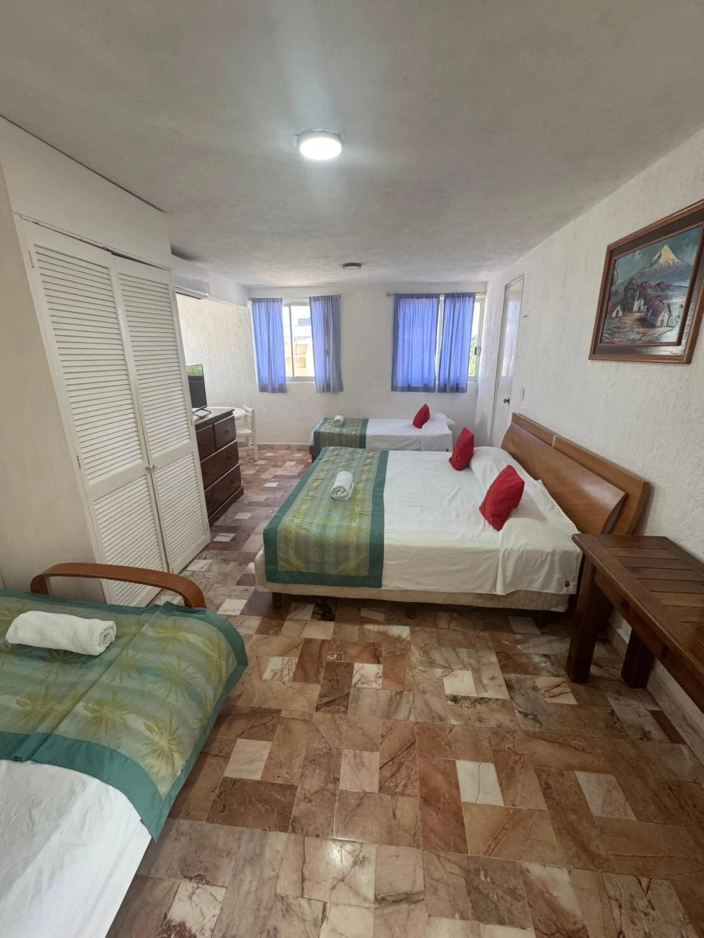 Bed in Hotel Farallon Inn Cancún